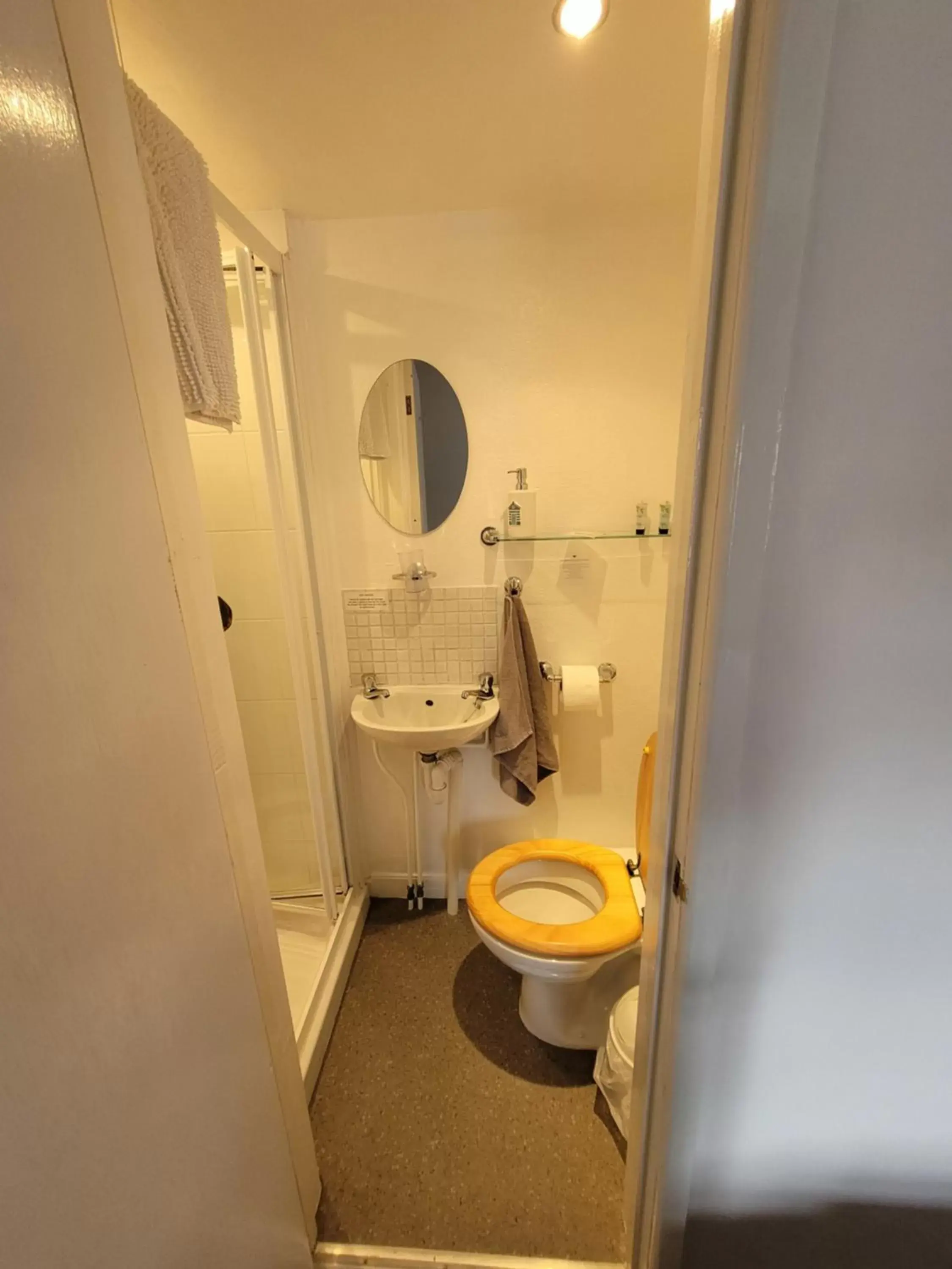 Bathroom in Lyndale Guest House