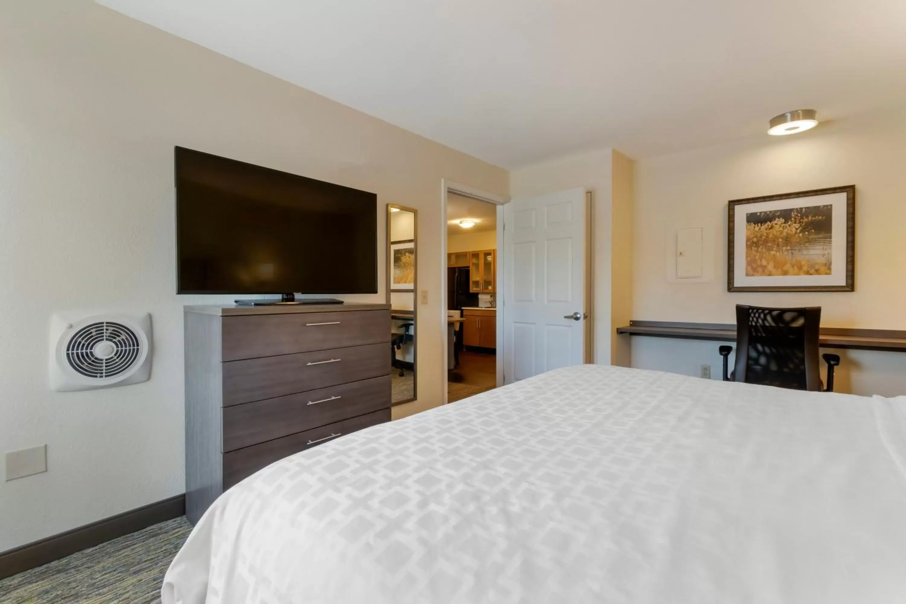 Photo of the whole room, Bed in Candlewood Suites Reading, an IHG Hotel