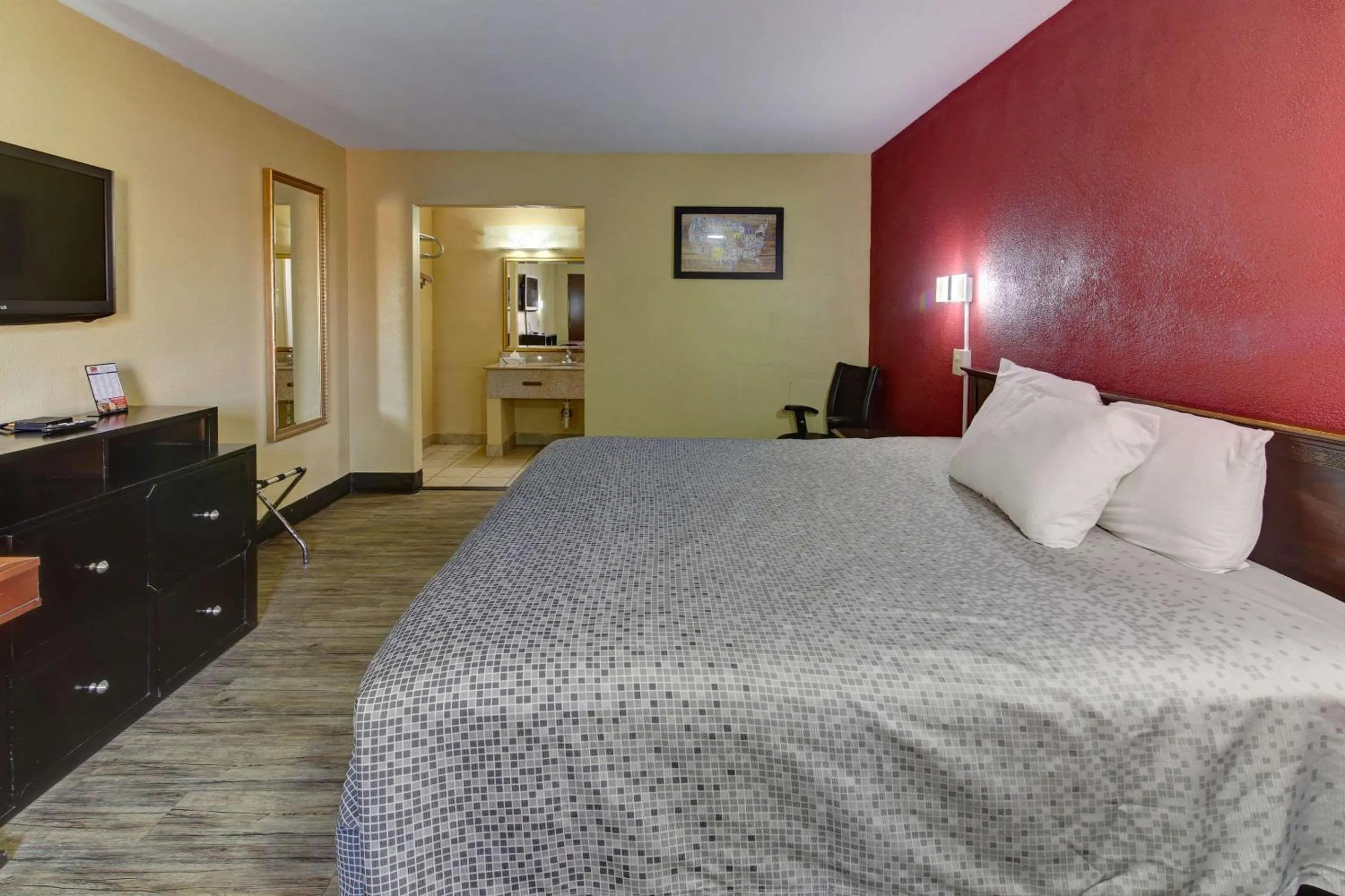 Bedroom, Bed in Econo Lodge Virginia Beach Town Center