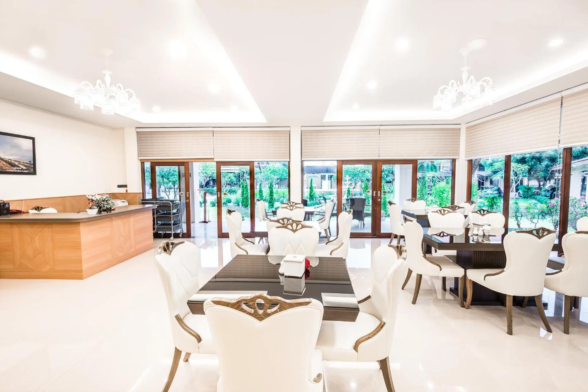 Restaurant/places to eat in AU Place Hotel