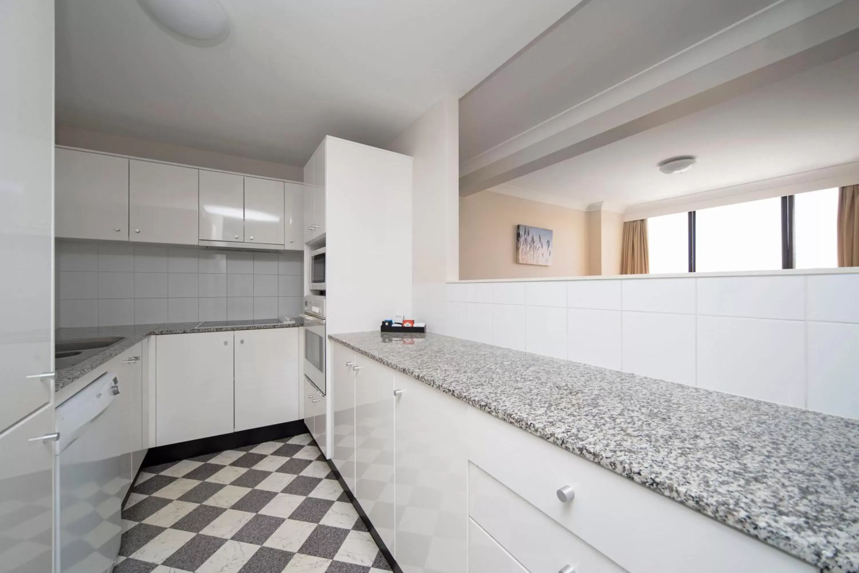 Kitchen or kitchenette, Kitchen/Kitchenette in BreakFree Capital Tower Apartments