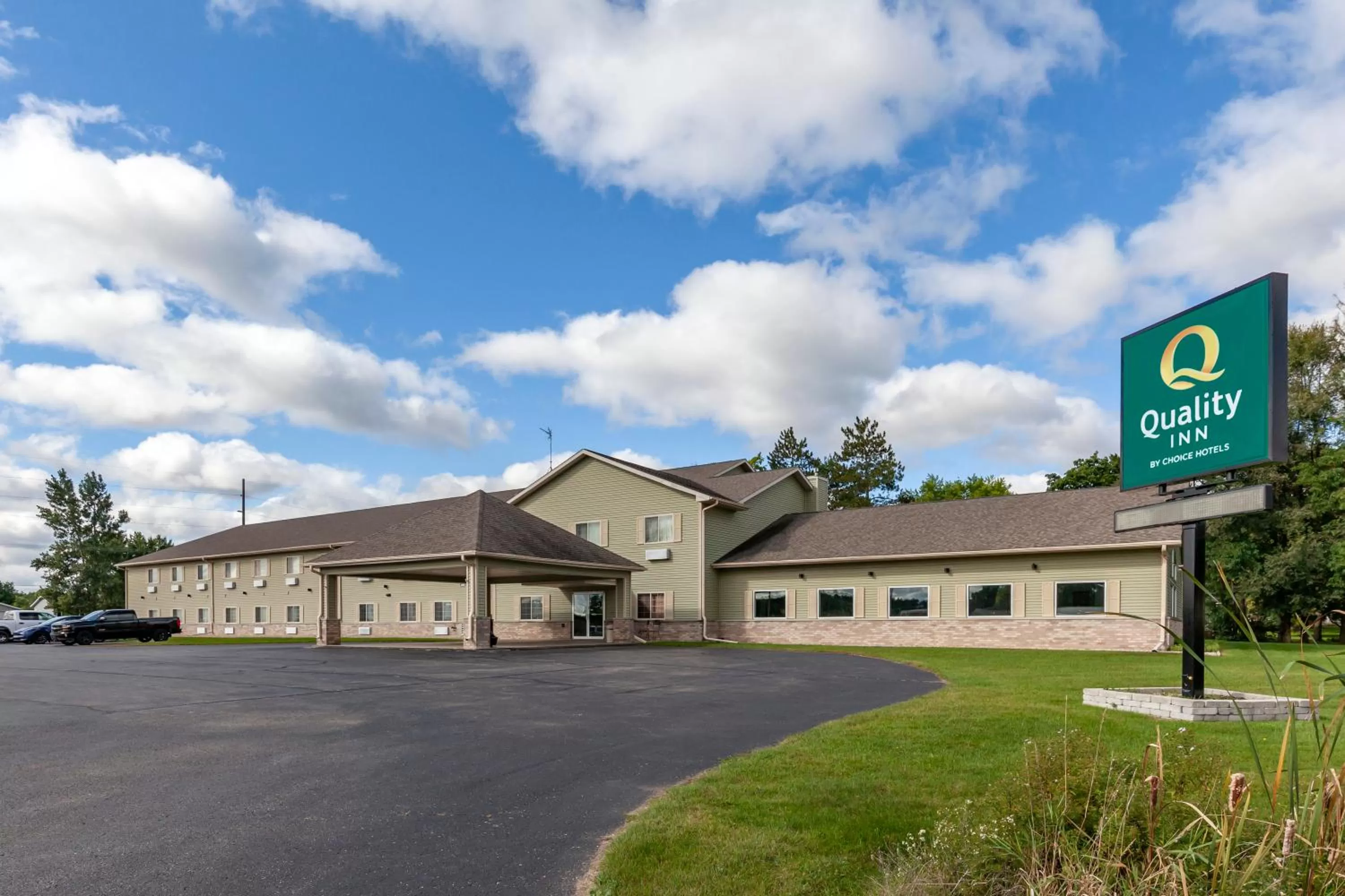 Property building in Quality Inn Redgranite