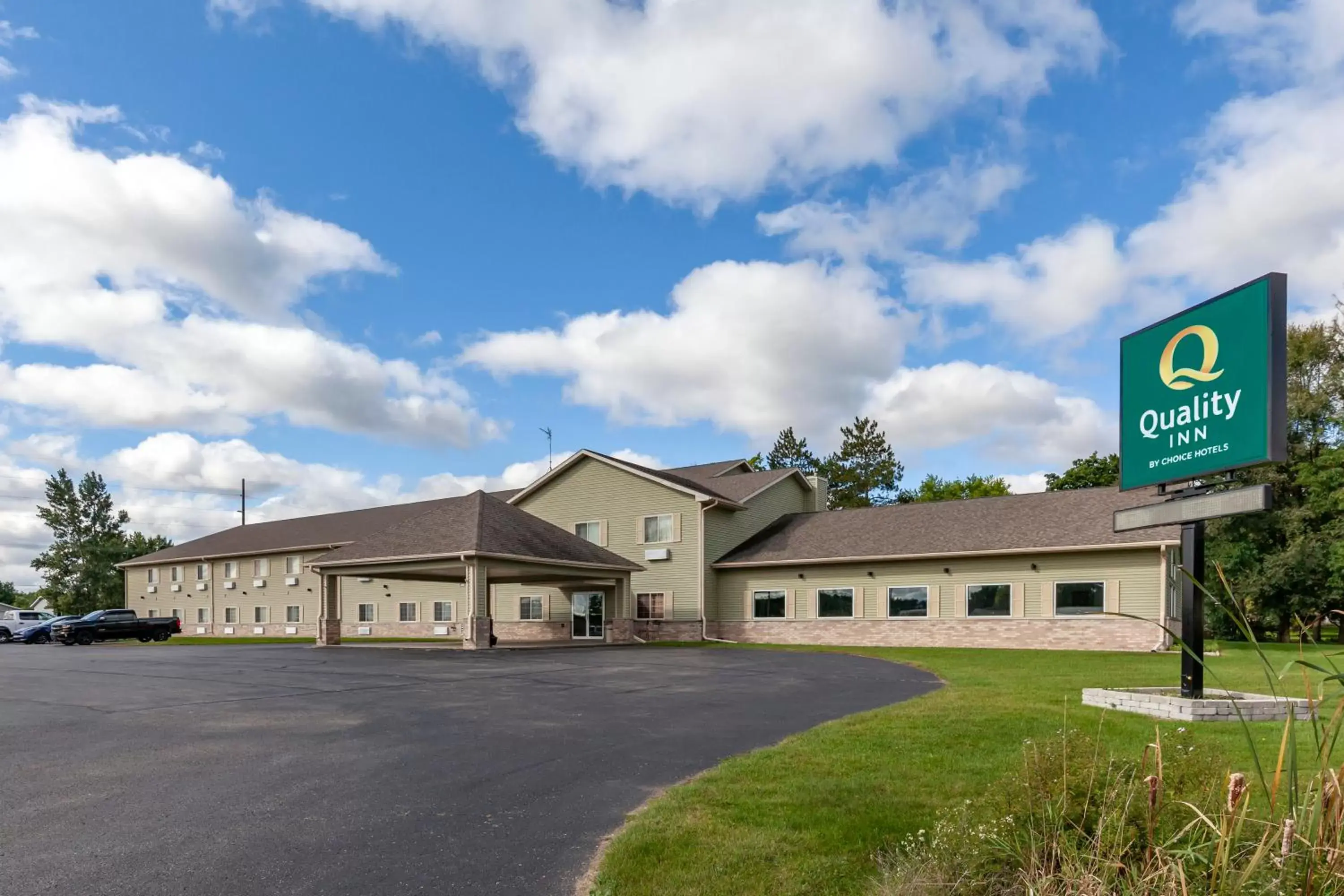 Property building in Quality Inn Redgranite Property building in Quality Inn Redgranite