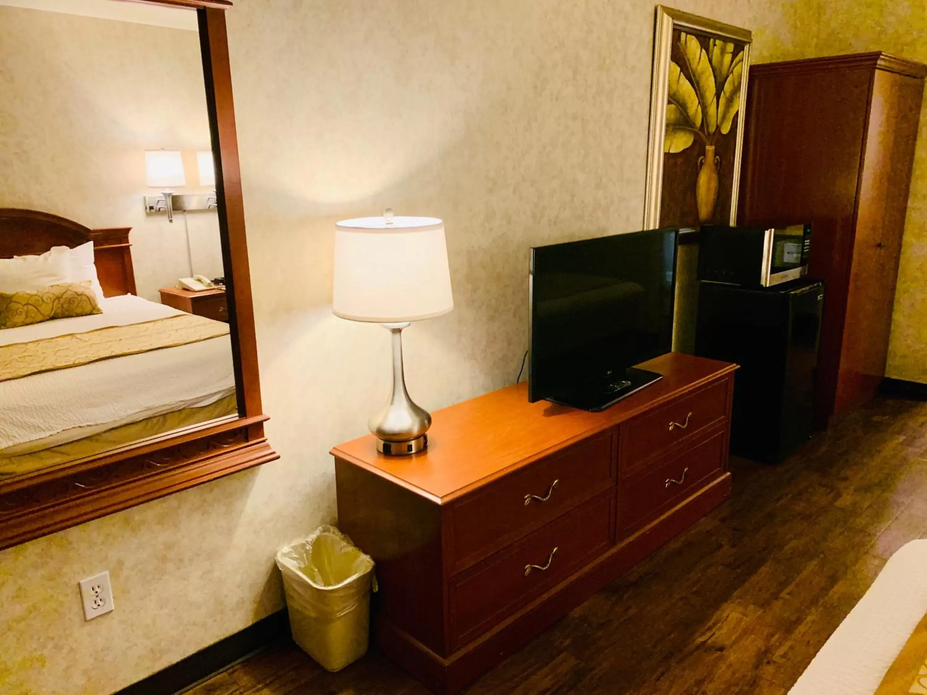 TV/Entertainment Center in St. George Inn and Suites