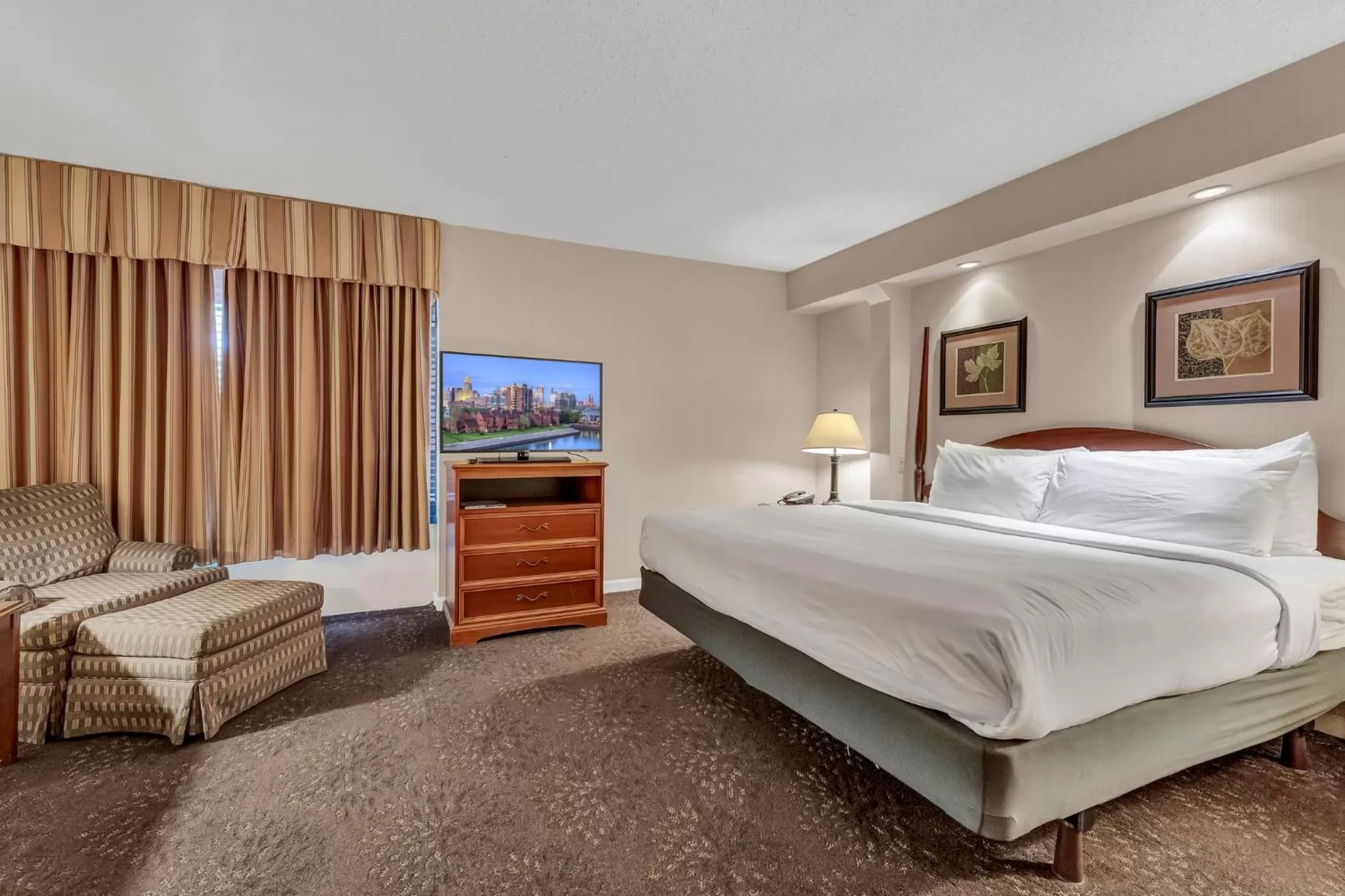 Bedroom, Bed in Buffalo Airport Hotel