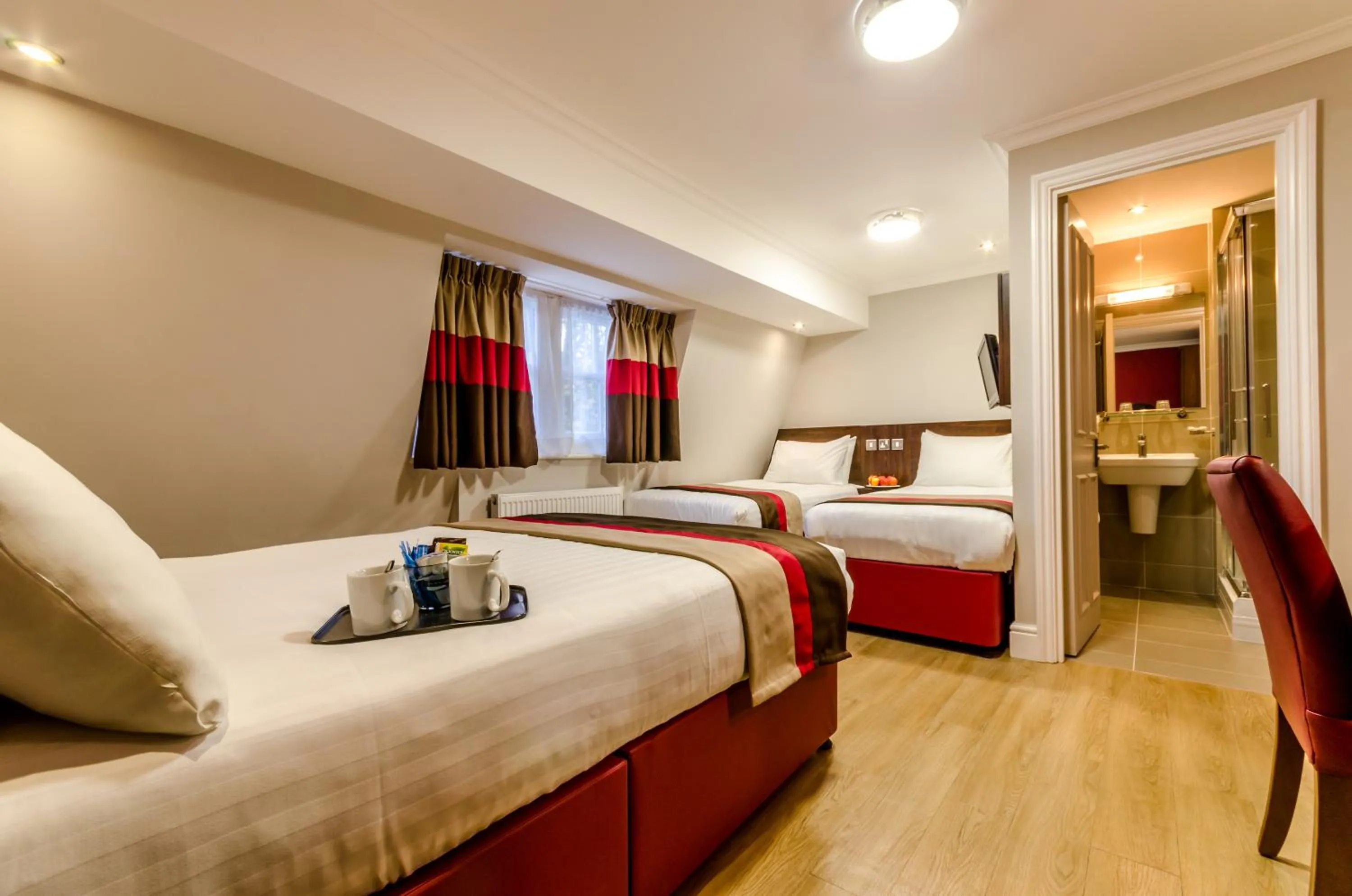 Photo of the whole room, Bed in Royal Cambridge Hotel