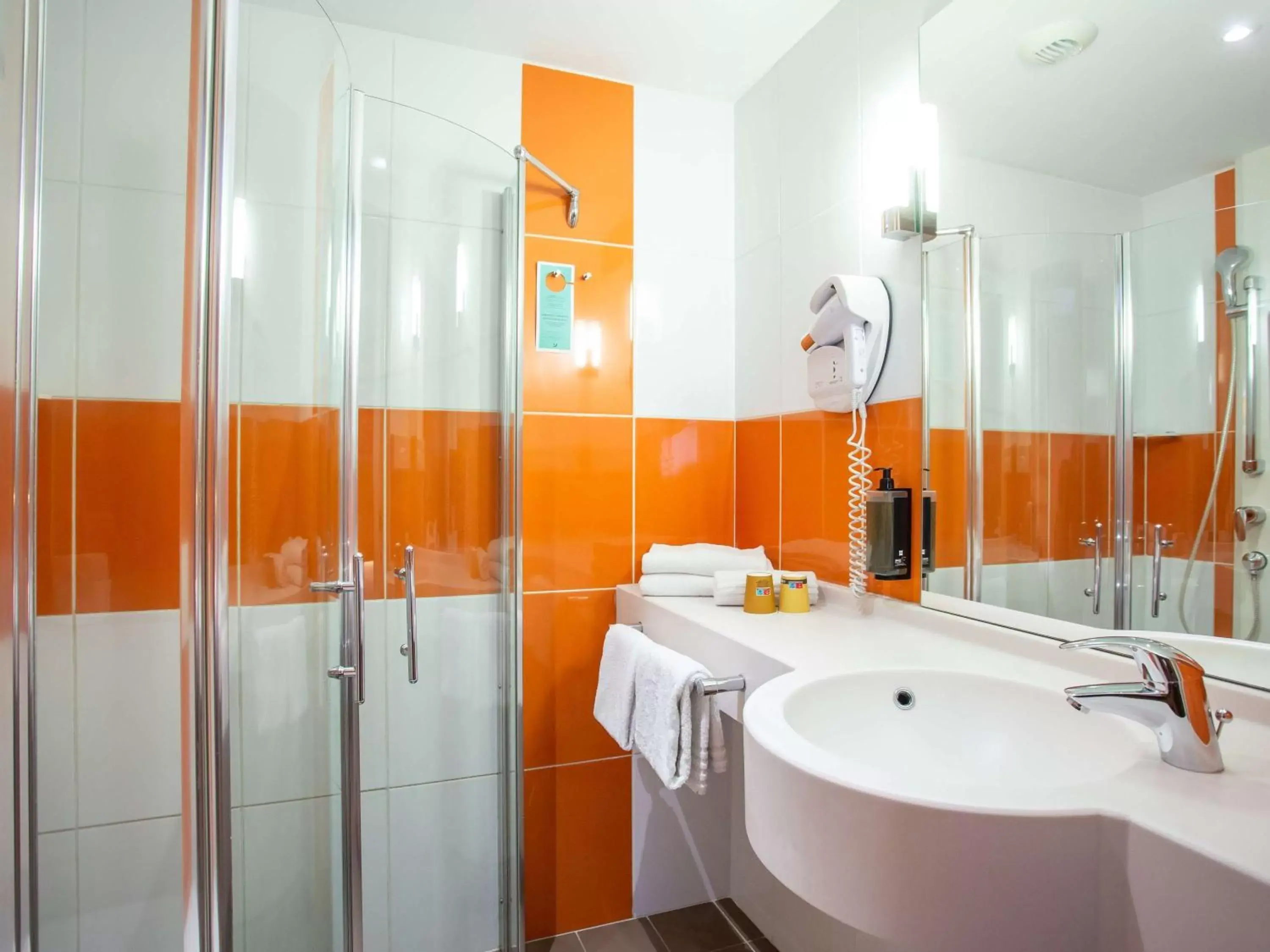 Bathroom in ibis Styles Bourges