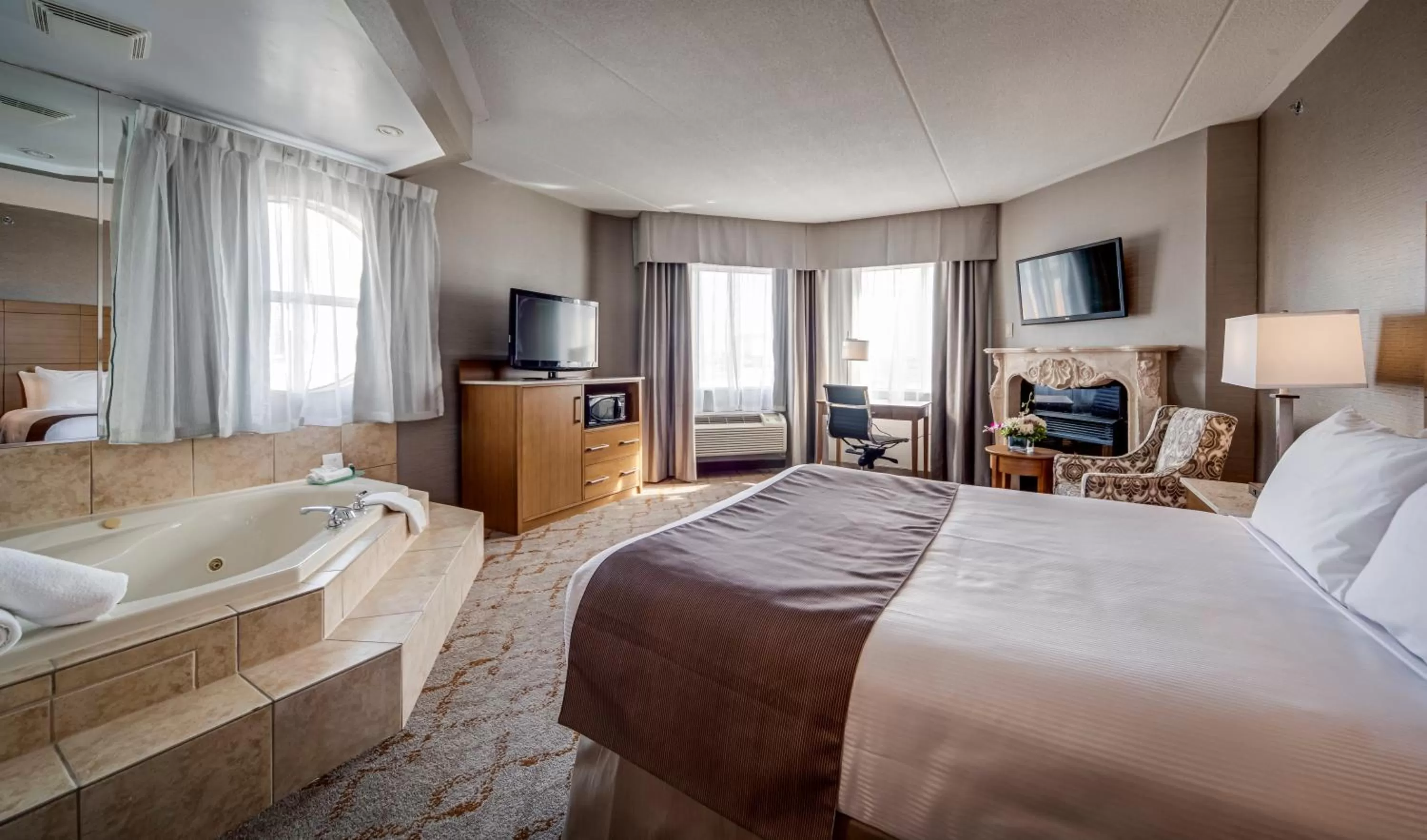 Photo of the whole room, Bed in Monte Carlo Inn Vaughan Suites