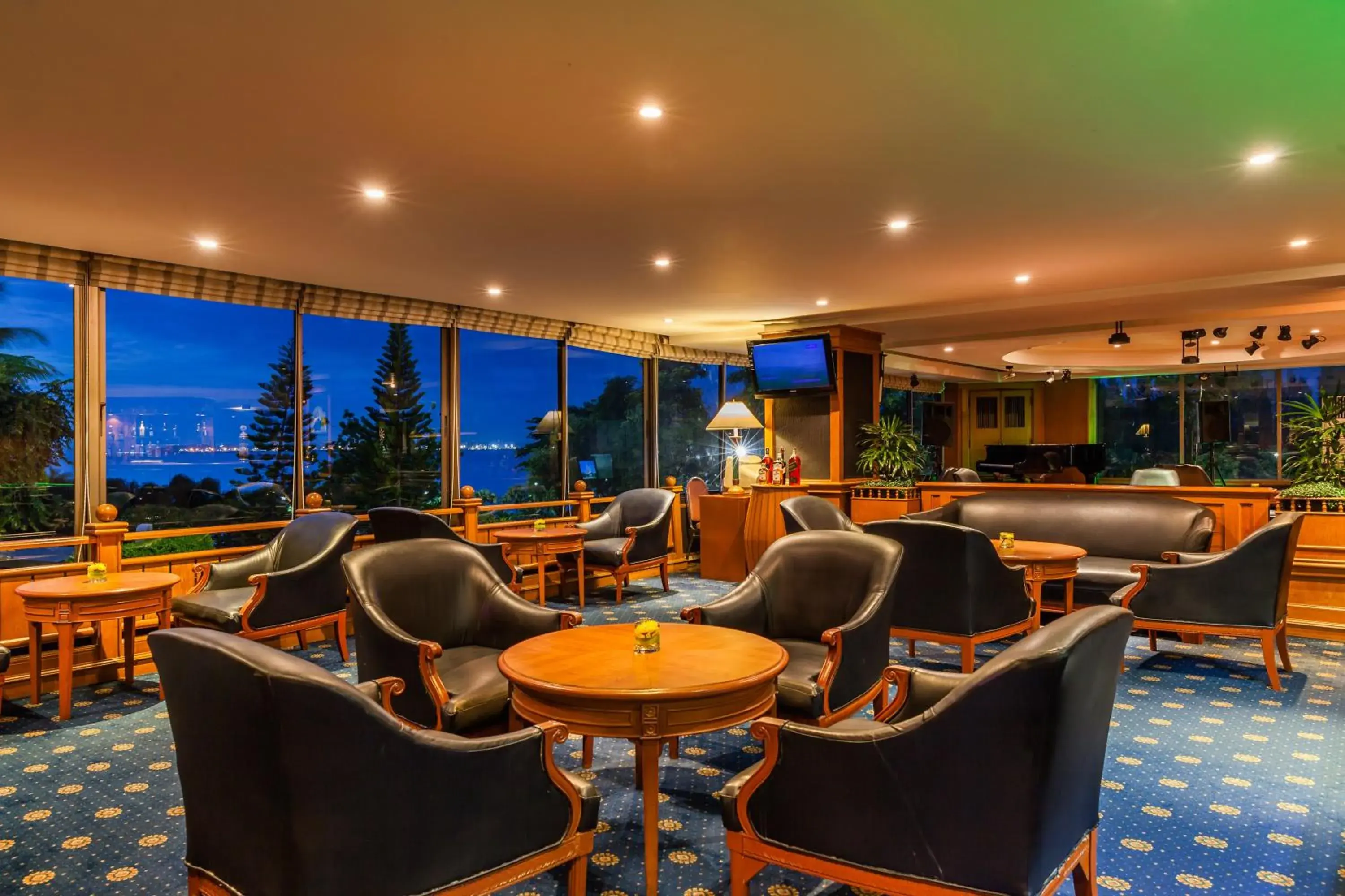 Lounge or bar in Cholchan Pattaya Beach Resort - SHA Extra Plus
