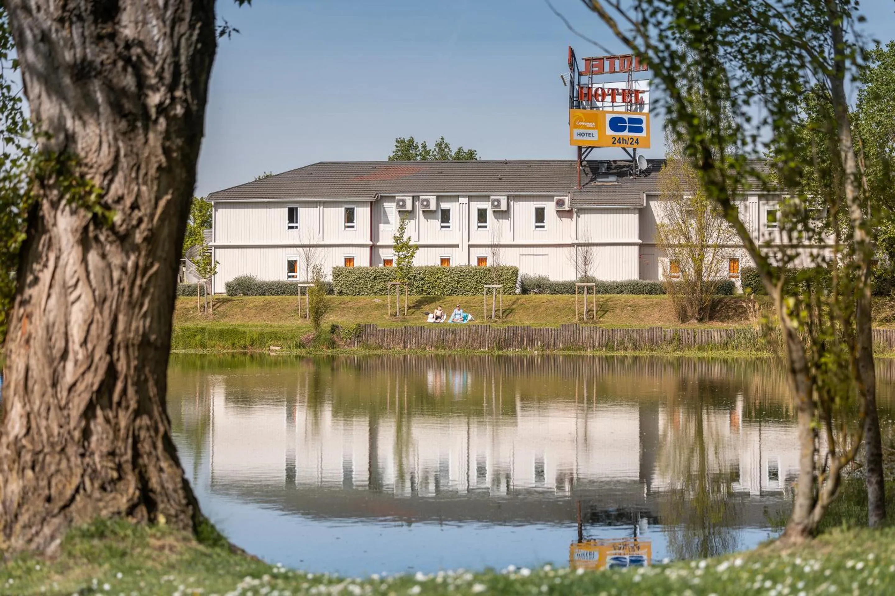 Property building in The Originals Access, Hôtel Bordeaux Lac
