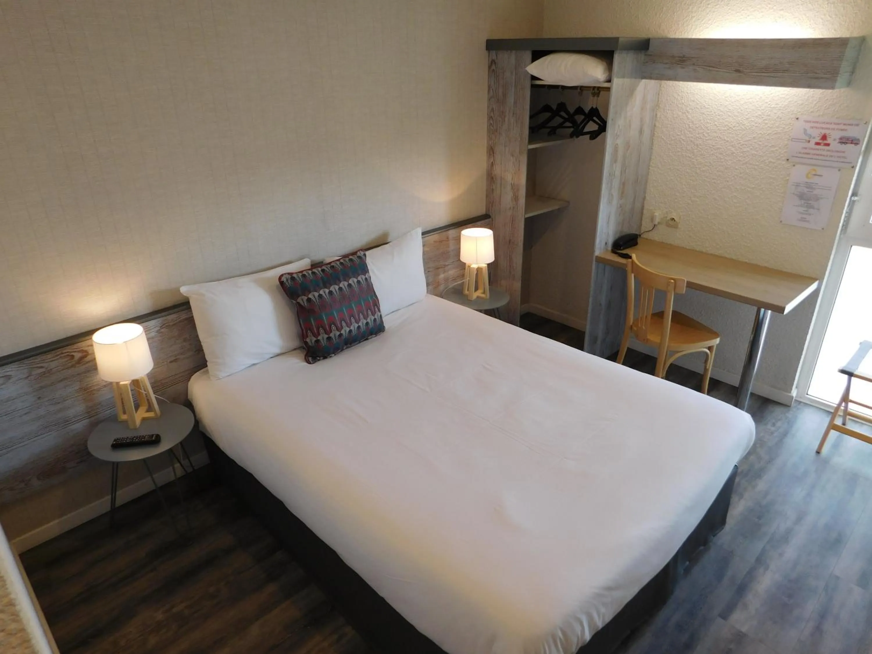 Property building, Bed in The Originals Access, Hotel Aries, Argentan (Inter-Hotel)