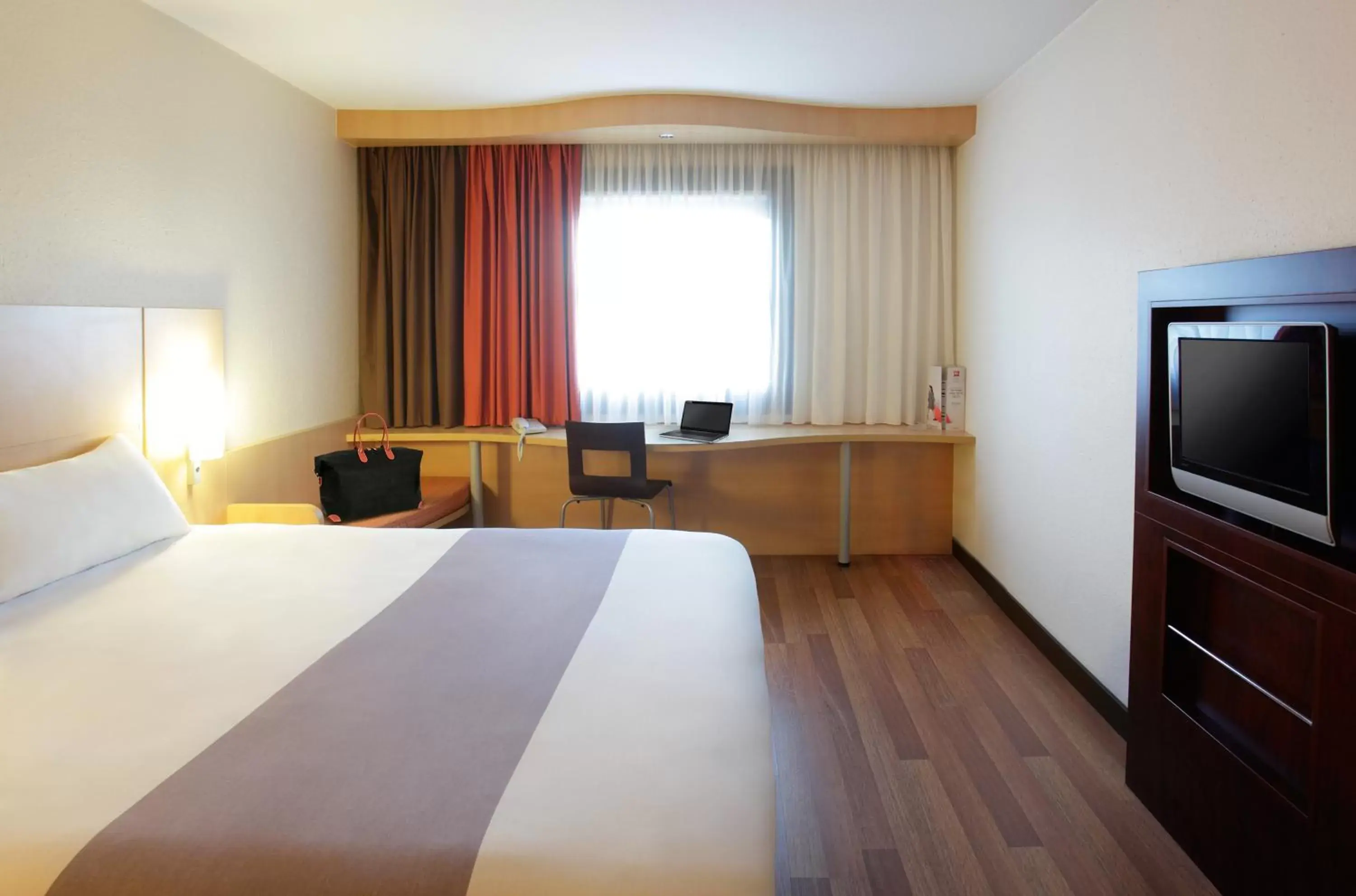 Photo of the whole room, Bed in Ibis Budapest Heroes Square