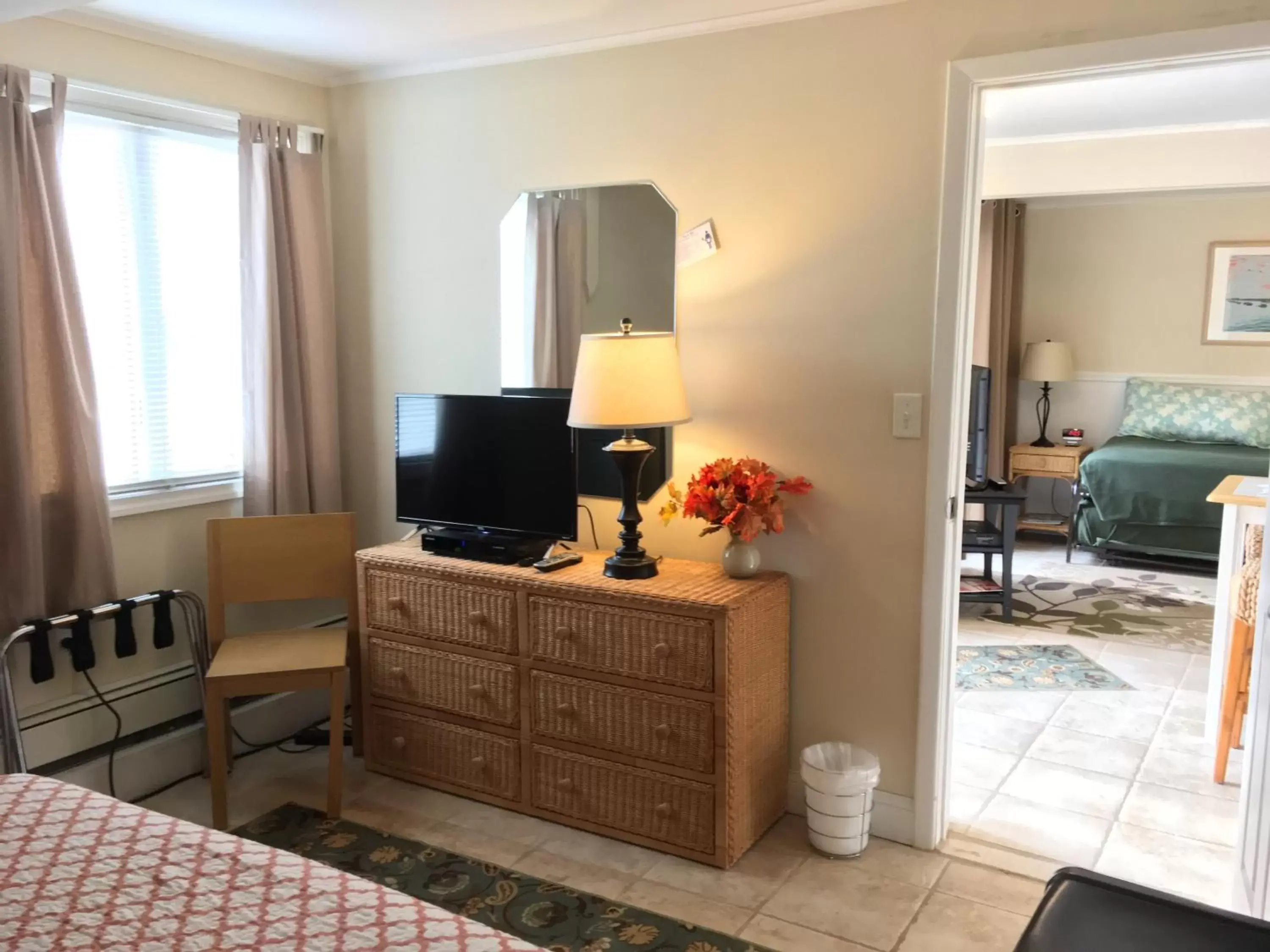 TV and multimedia, TV/Entertainment Center in Westhampton Seabreeze Motel