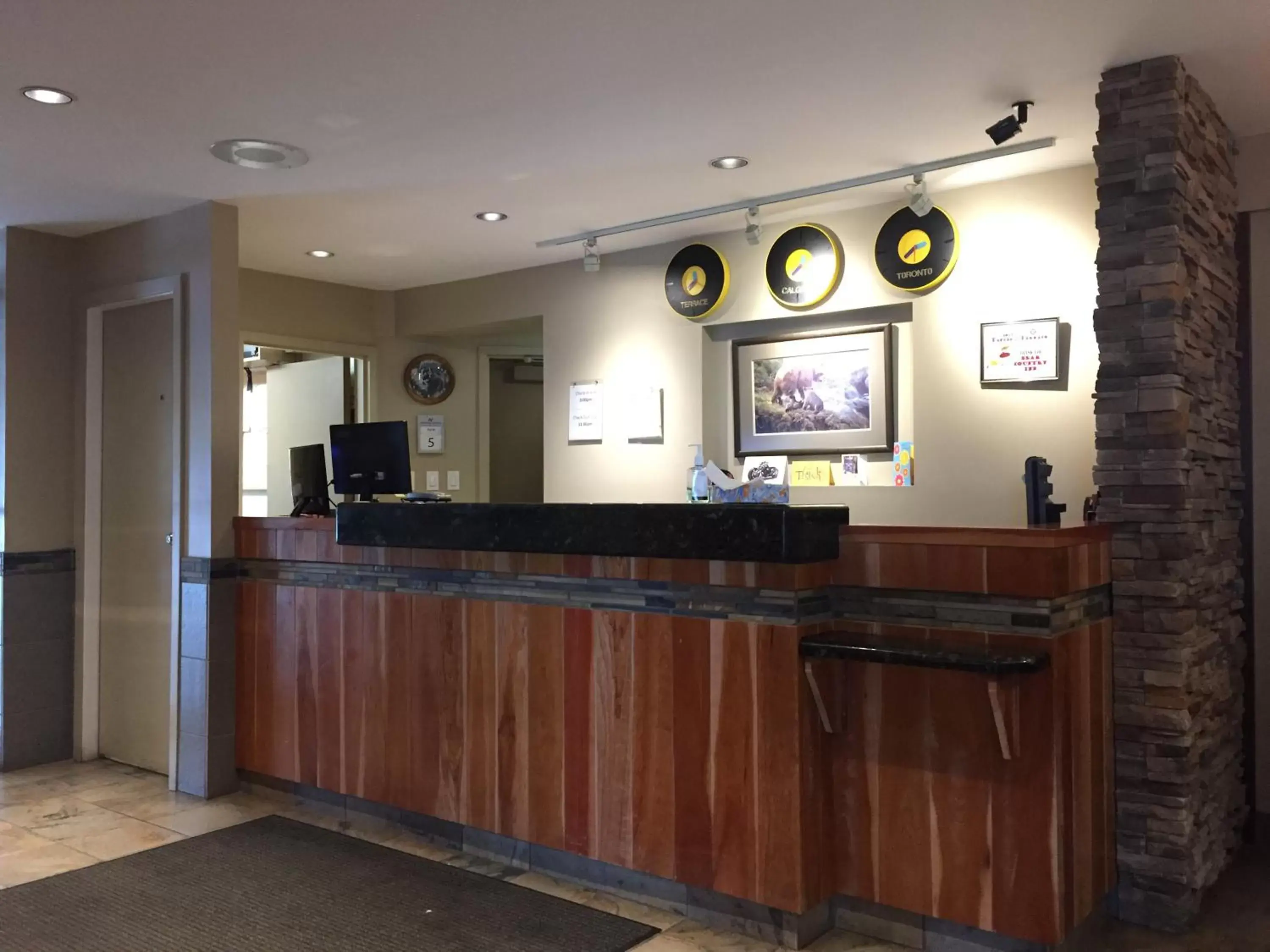 Lobby/Reception in Bear Country Inn