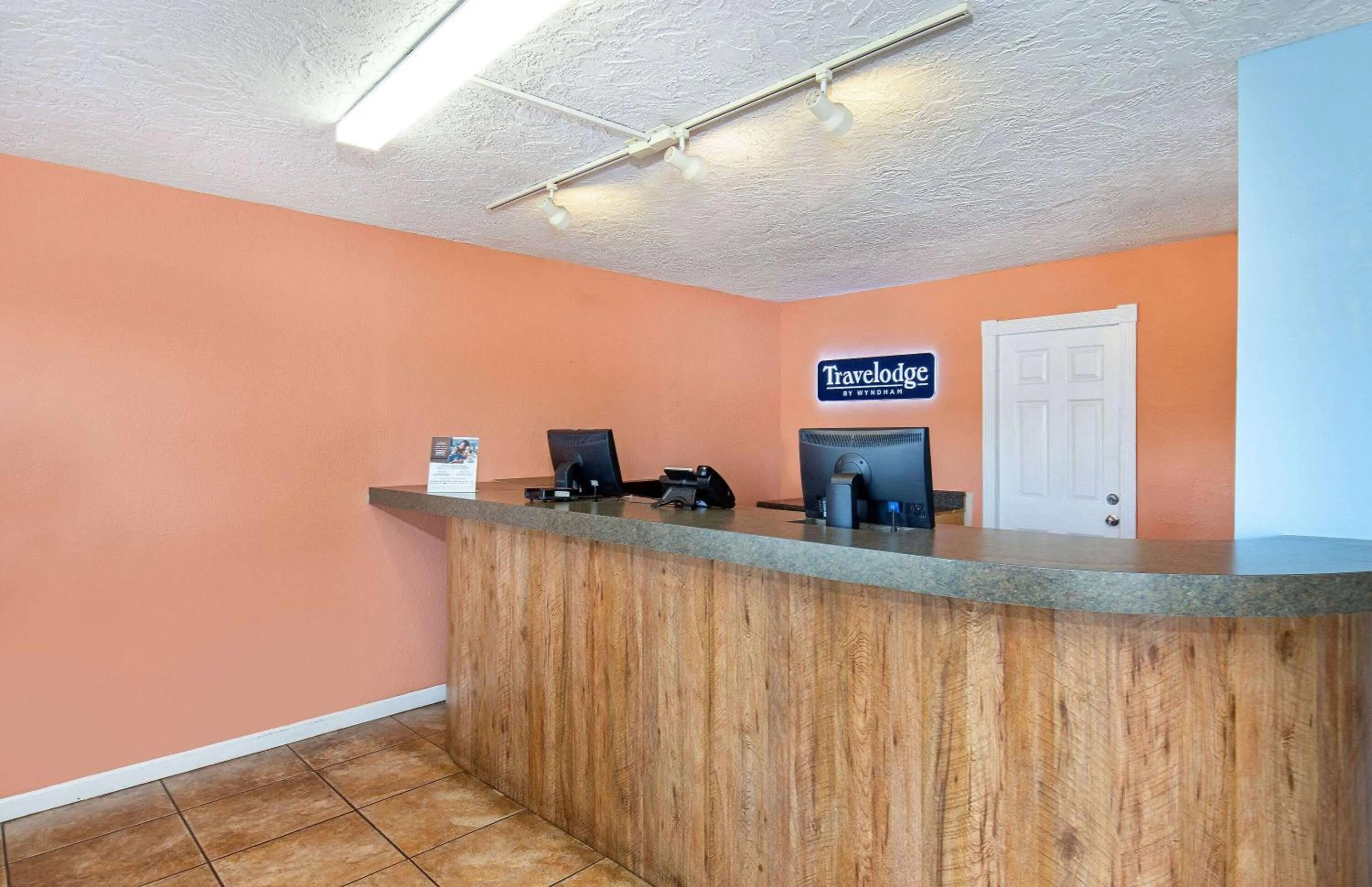 Lobby or reception in Americana Inn a Travelodge by Wyndham