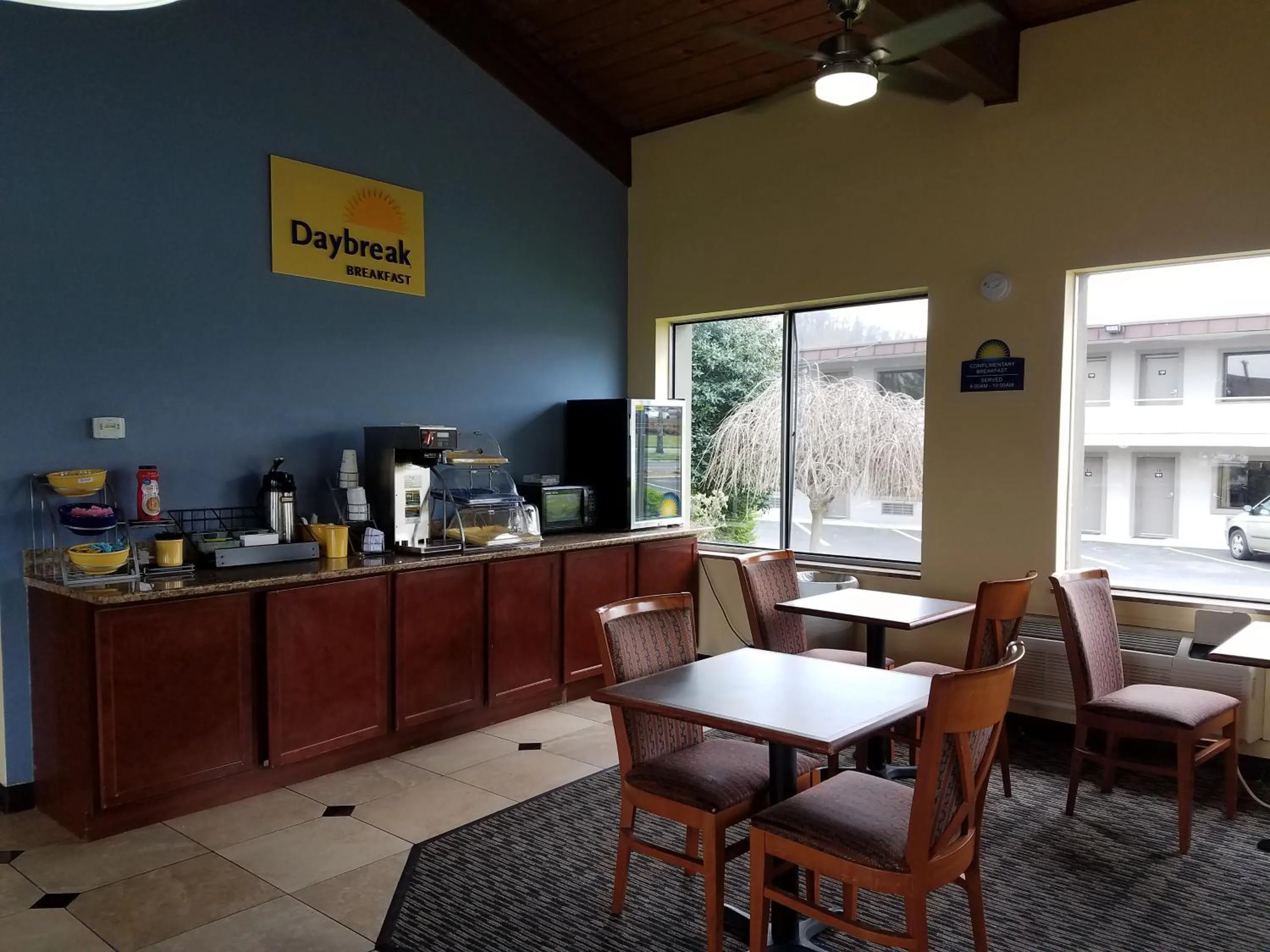 Continental breakfast in Days Inn by Wyndham Oak Ridge Knoxville