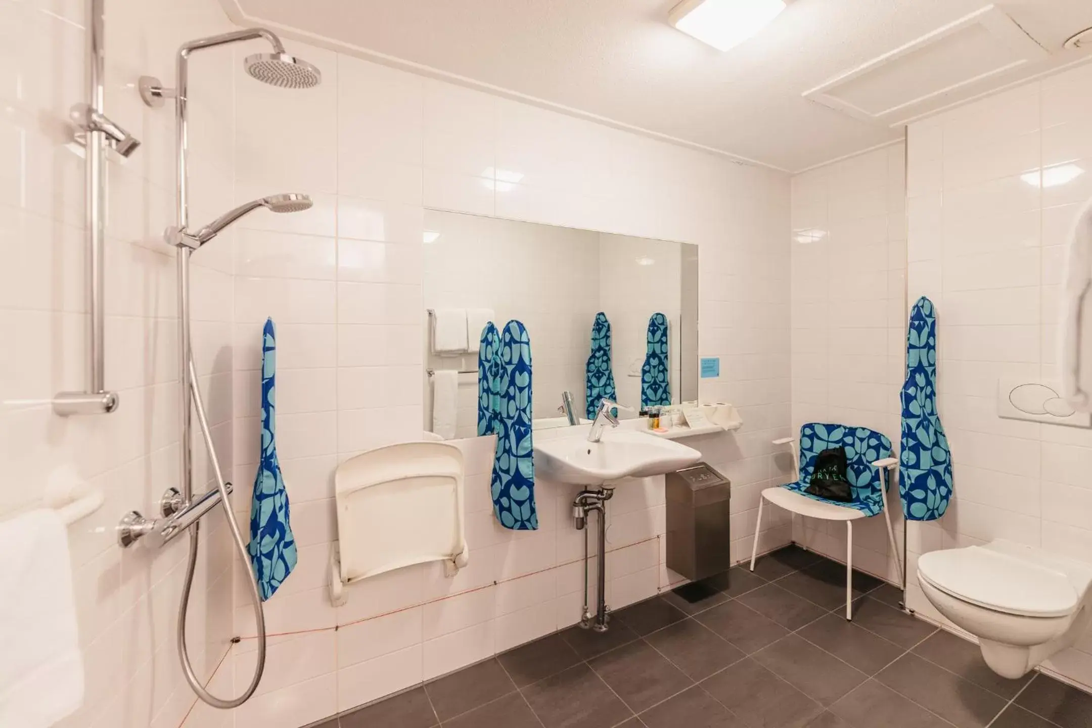 Facility for disabled guests, Bathroom in Hotel Casa Amsterdam