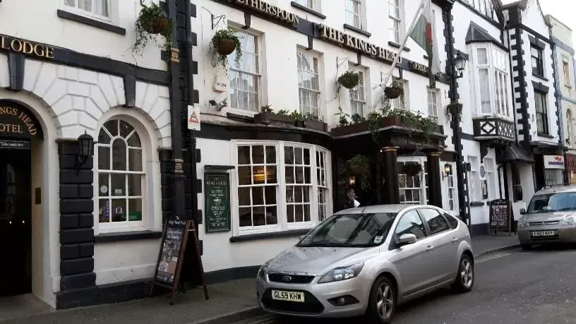 Facade/entrance in The King's Head Hotel - JD Wetherspoon