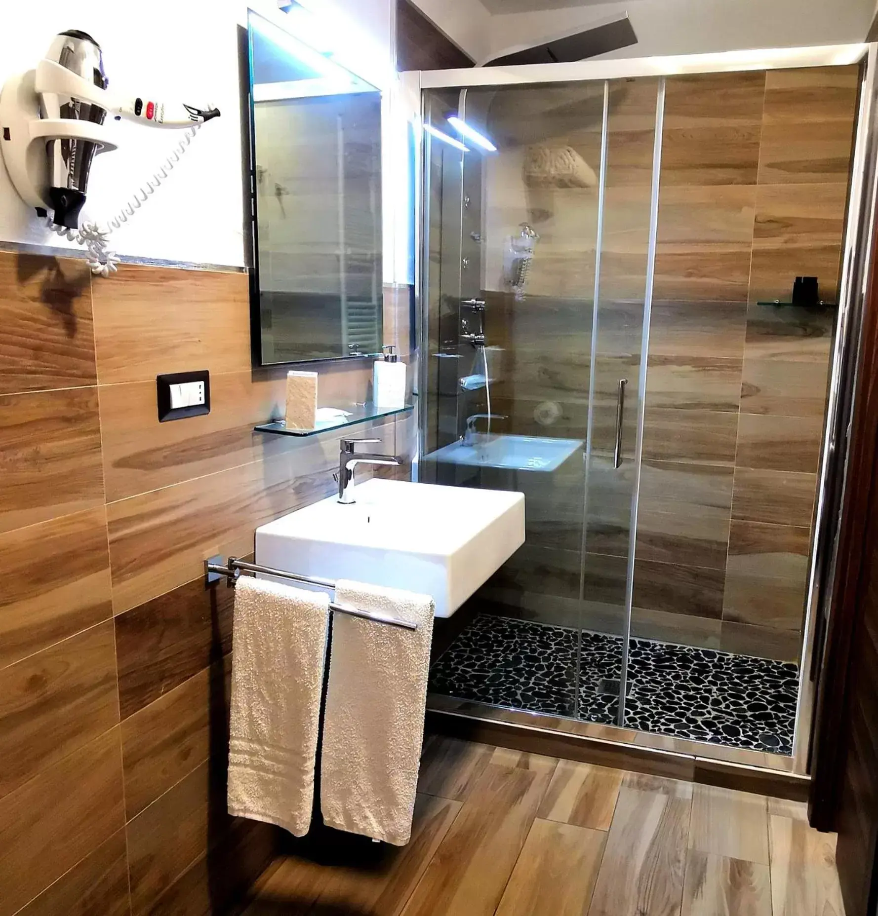 Shower, Bathroom in Sunset Bed & Breakfast