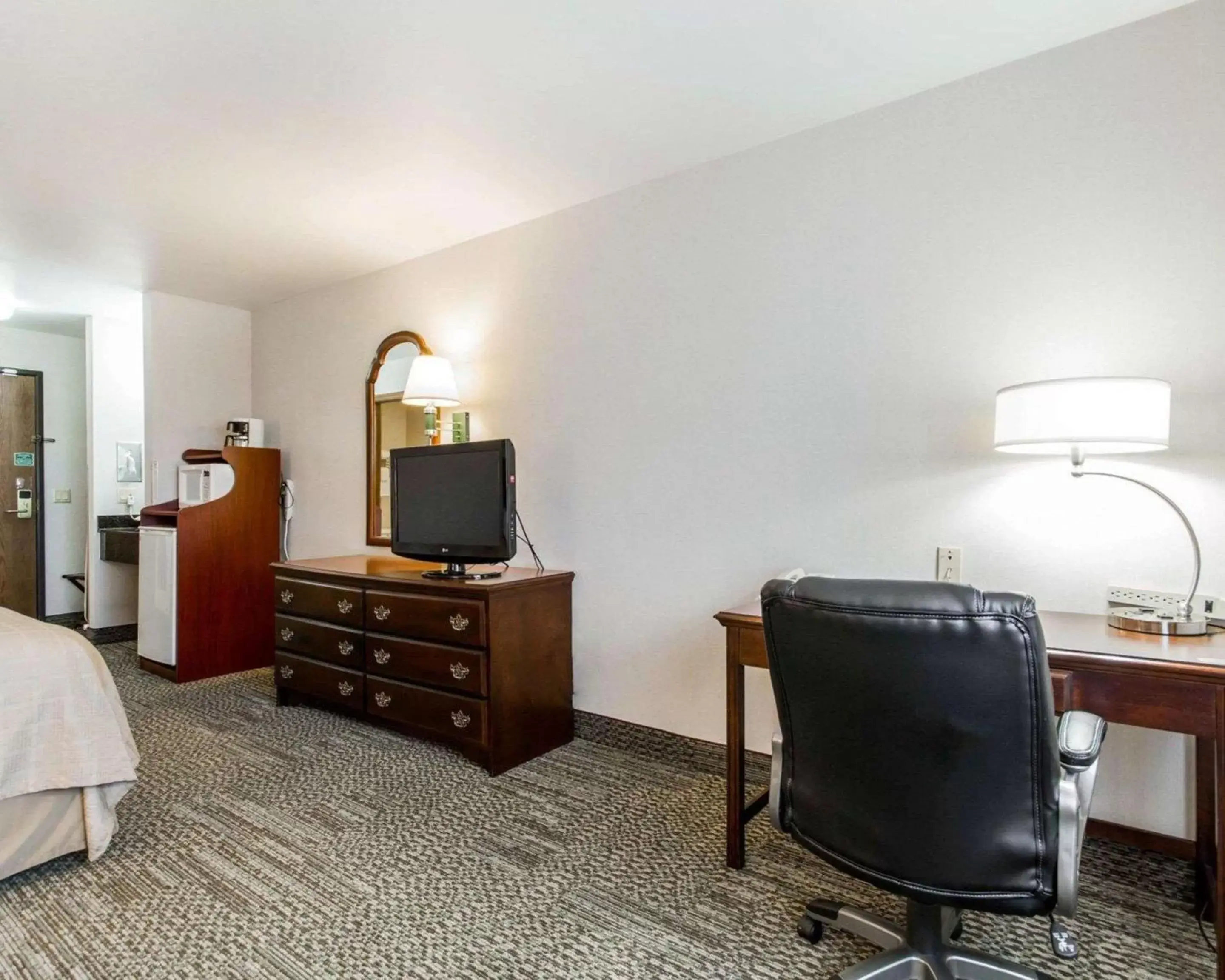 Photo of the whole room, TV/Entertainment Center in Quality Inn & Suites Stoughton - Madison South