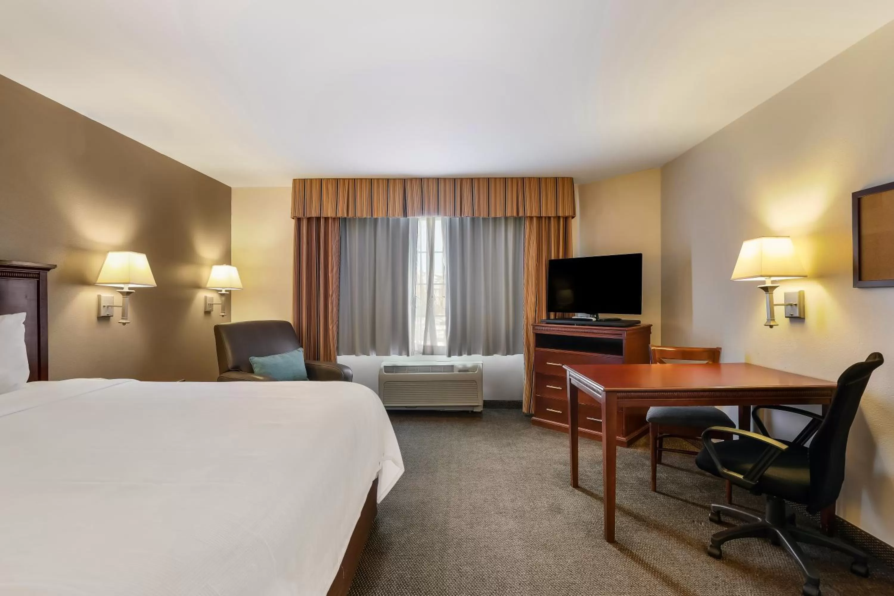 Bed in MainStay Suites Fitchburg - Madison