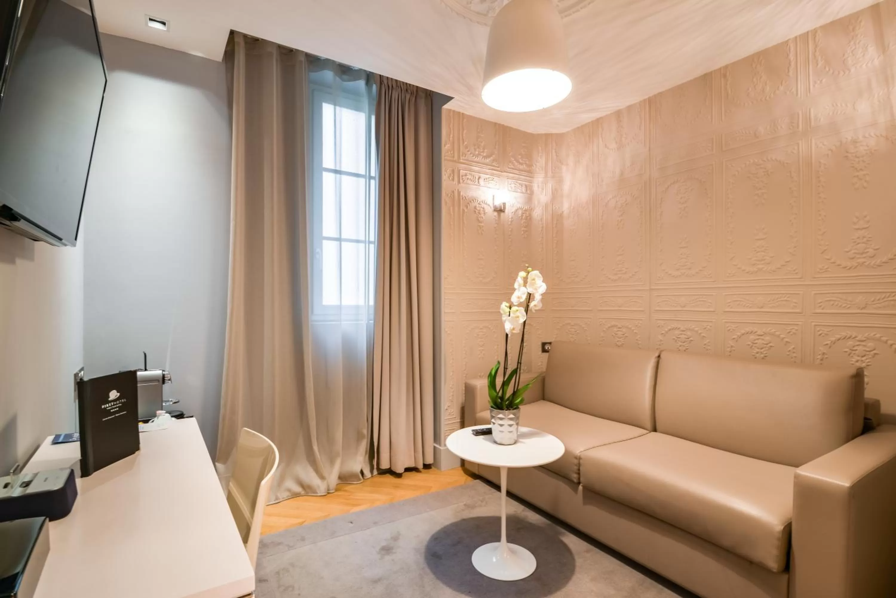 Seating area in First Hotel Paris Tour Eiffel