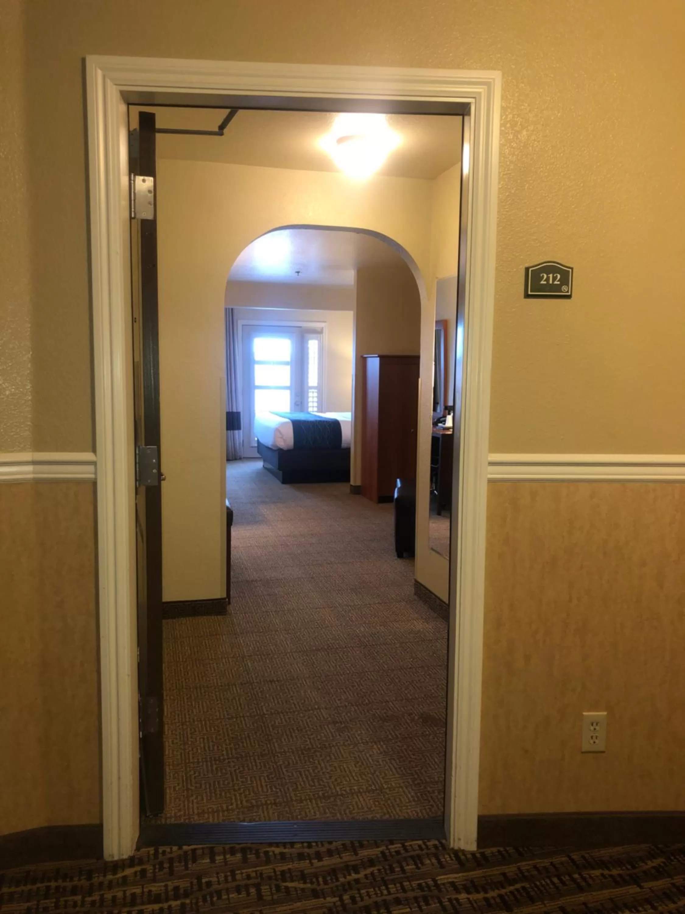 Facade/entrance, Bed in Comfort Inn & Suites Ukiah Mendocino County