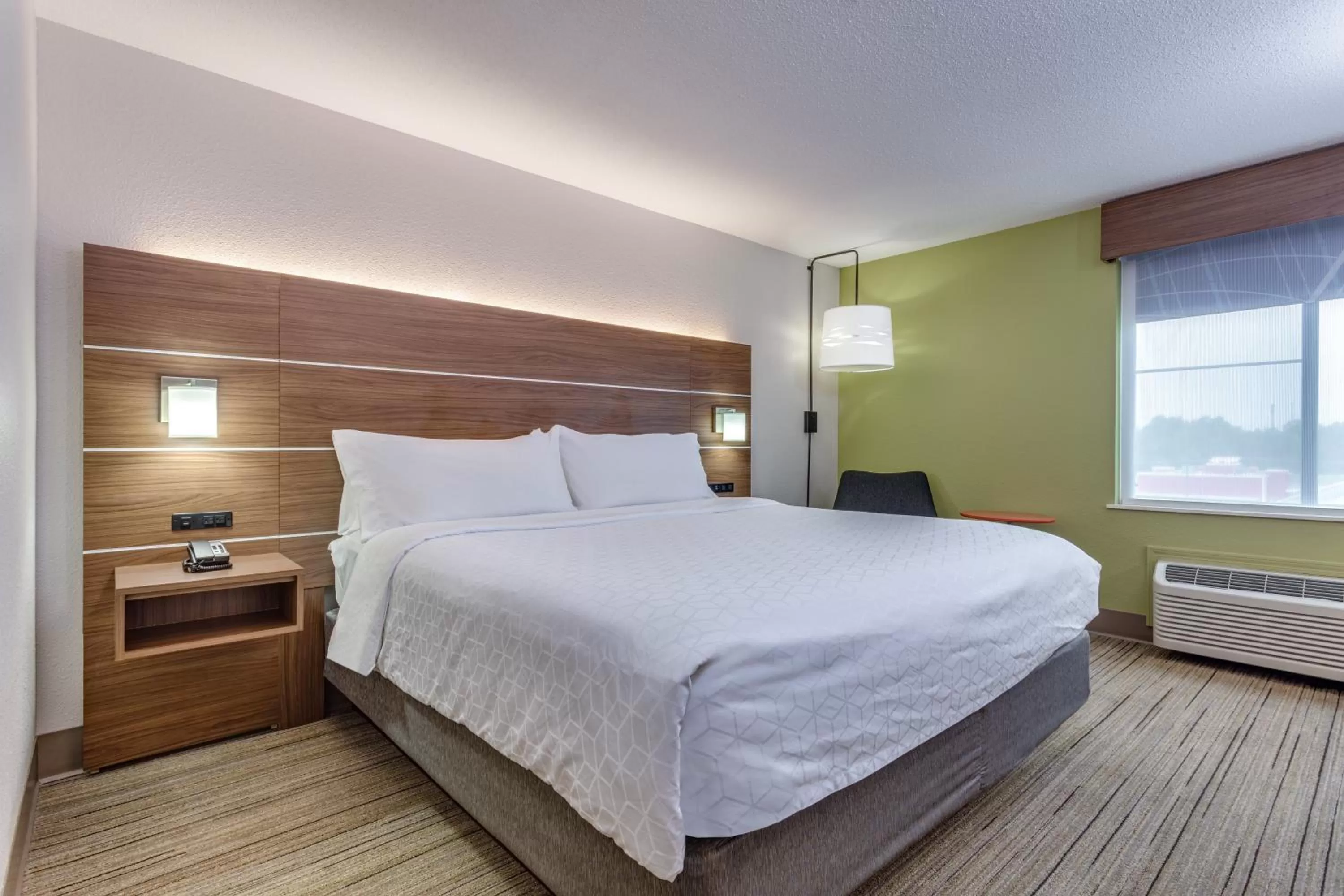 Photo of the whole room, Bed in Holiday Inn Express Scottsburg by IHG