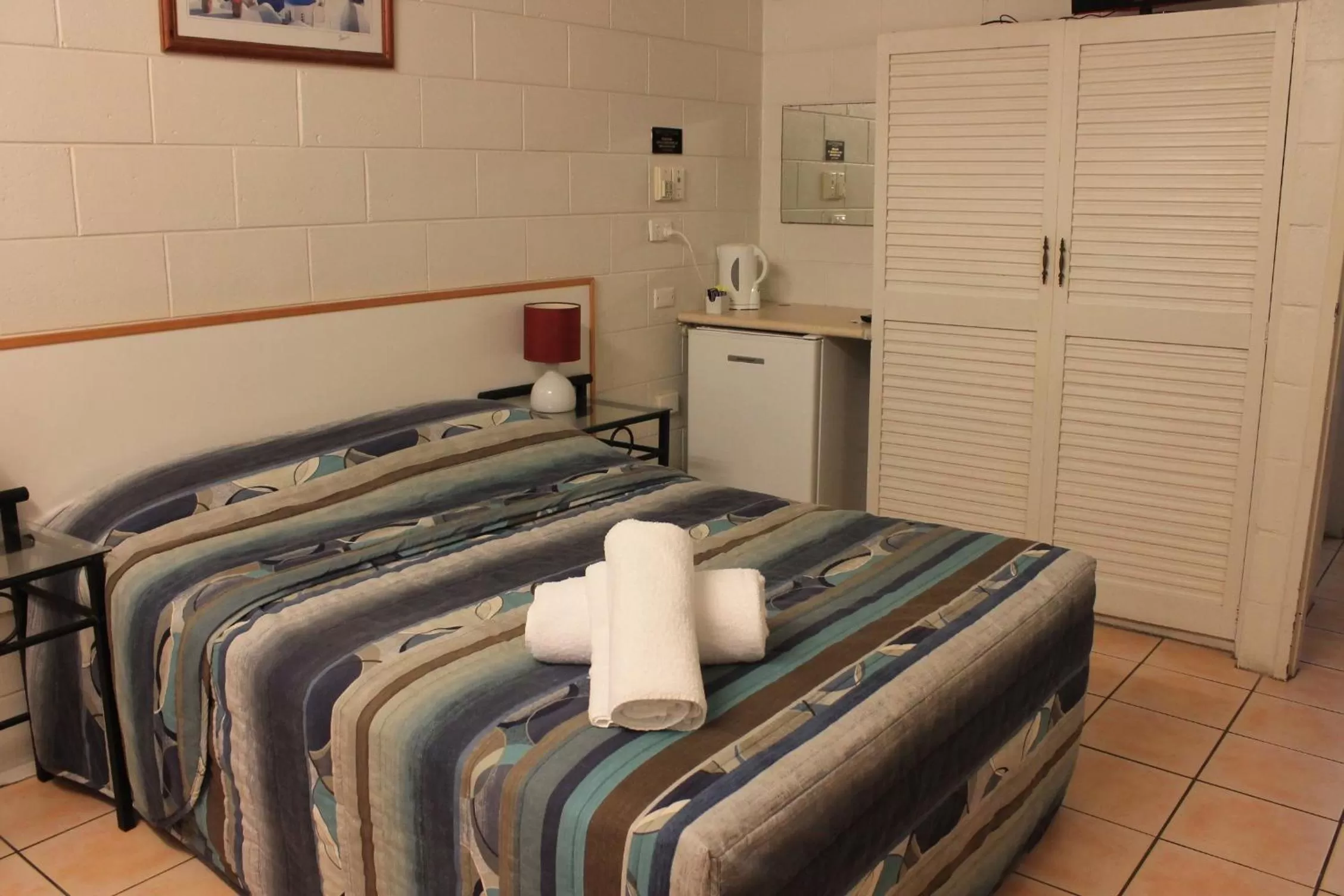 Bedroom, Bed in Oasis Inn Apartments