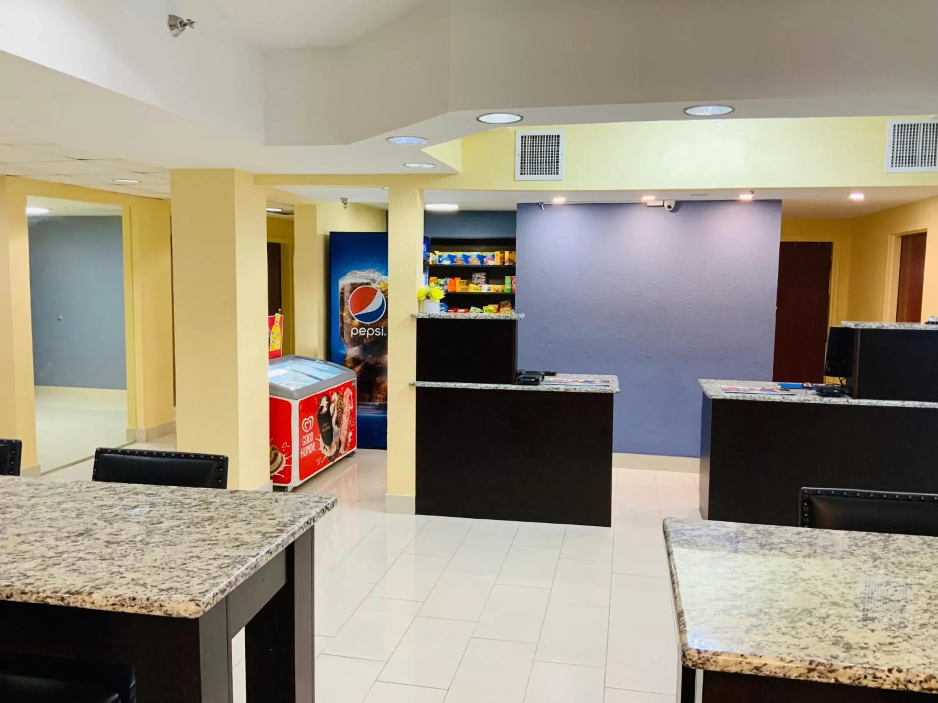 Lobby or reception in Days Inn & Suites by Wyndham Tampa/Raymond James Stadium