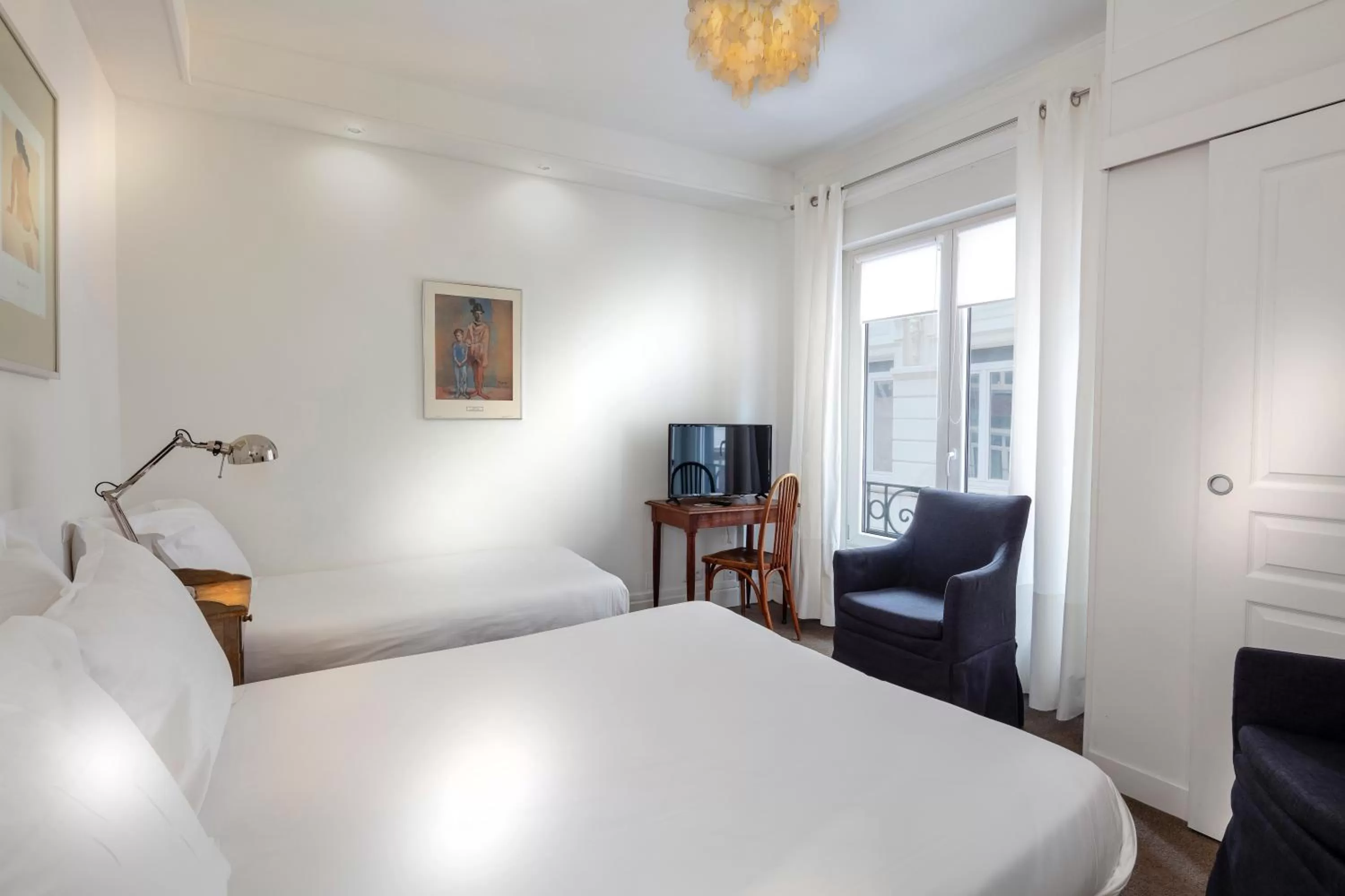 Photo of the whole room, Bed in Brueghel