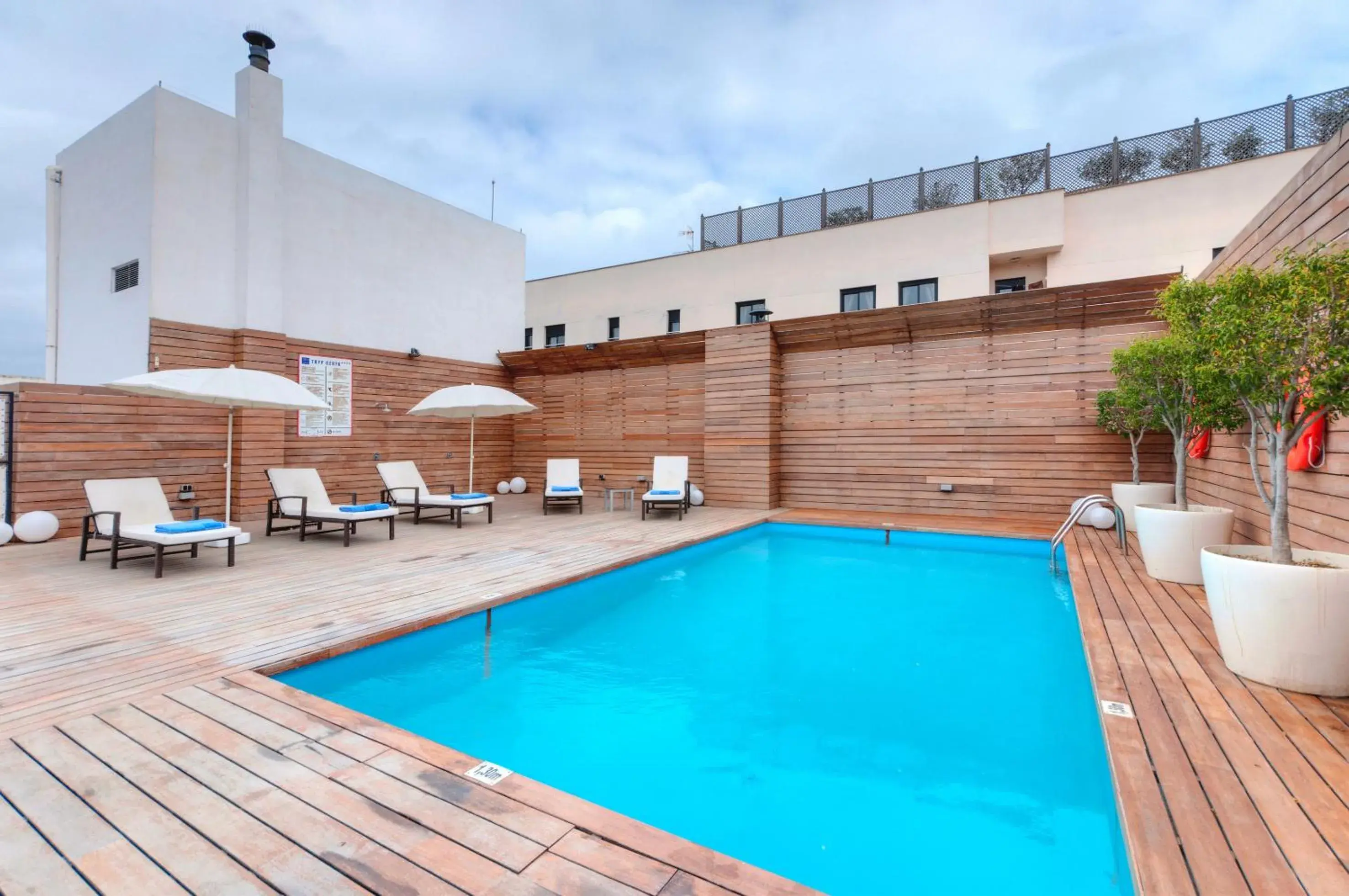Solarium, Swimming Pool in Hotel Ceuta Puerta de Africa