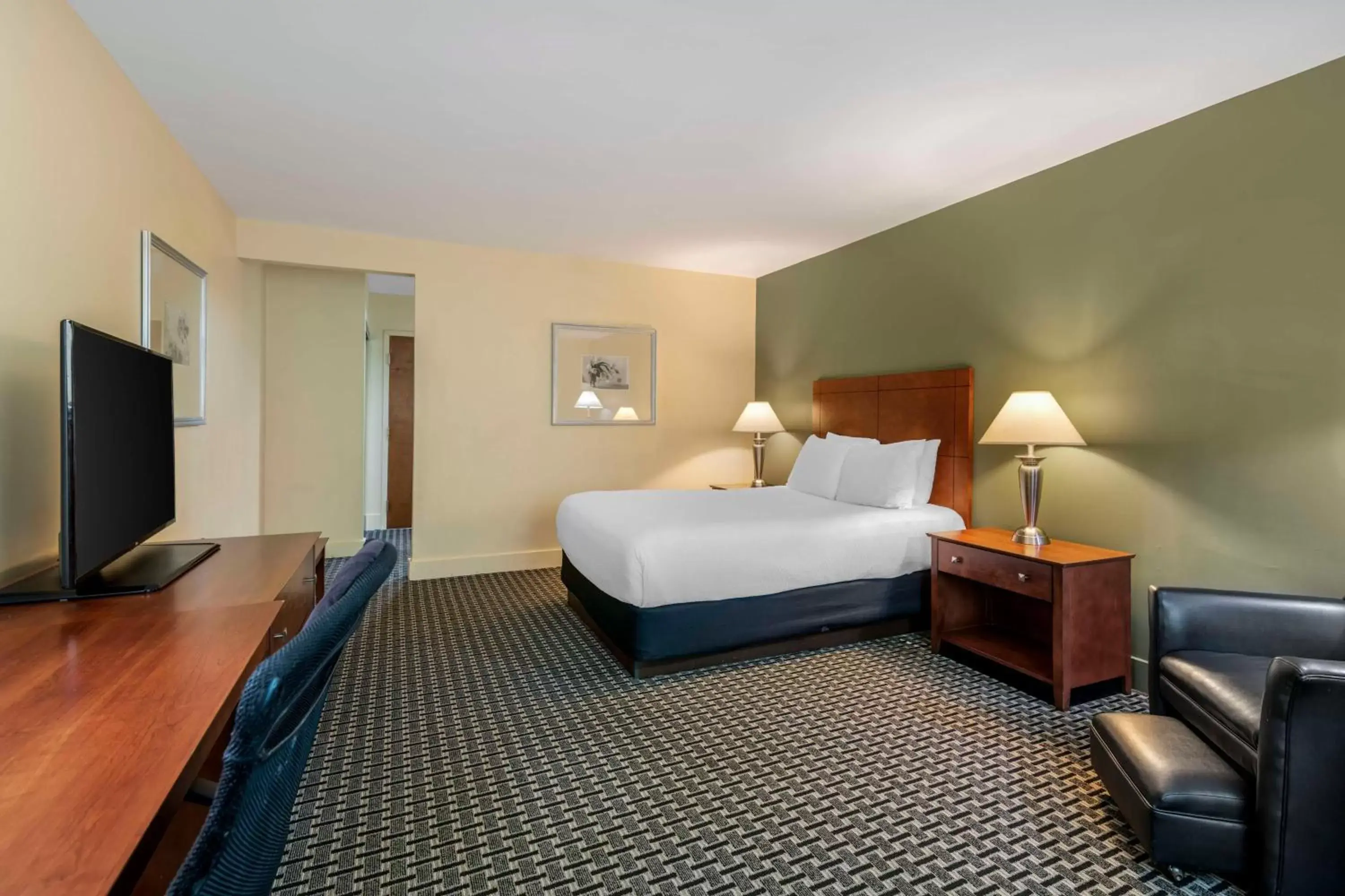 Bedroom, Bed in Best Western Plus Brunswick Bath Bedroom, Bed in Best Western Plus Brunswick Bath