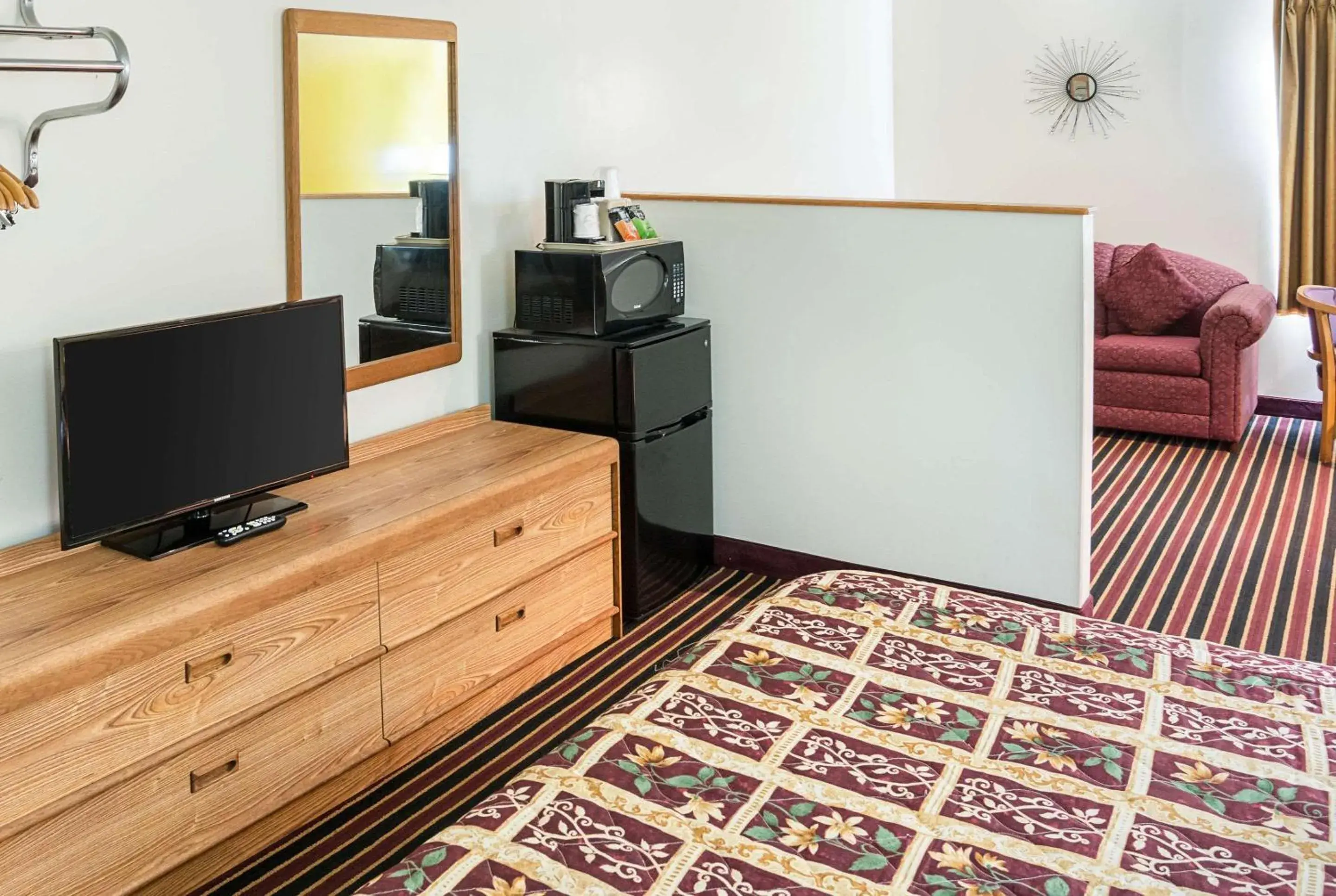 Photo of the whole room, TV/Entertainment Center in Rodeway Inn & Suites Austin