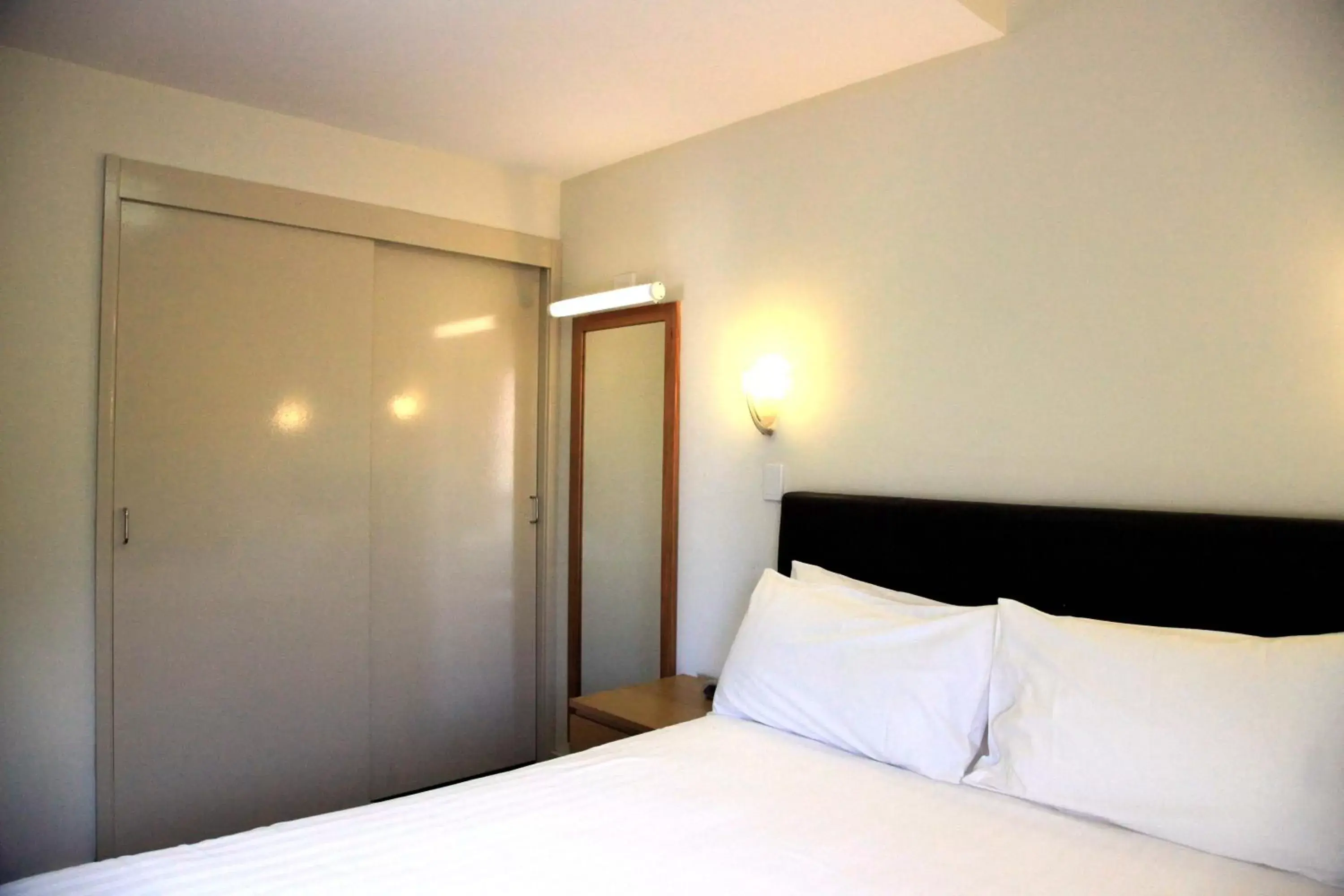 Bed, Room Photo in Travellers Motor Village