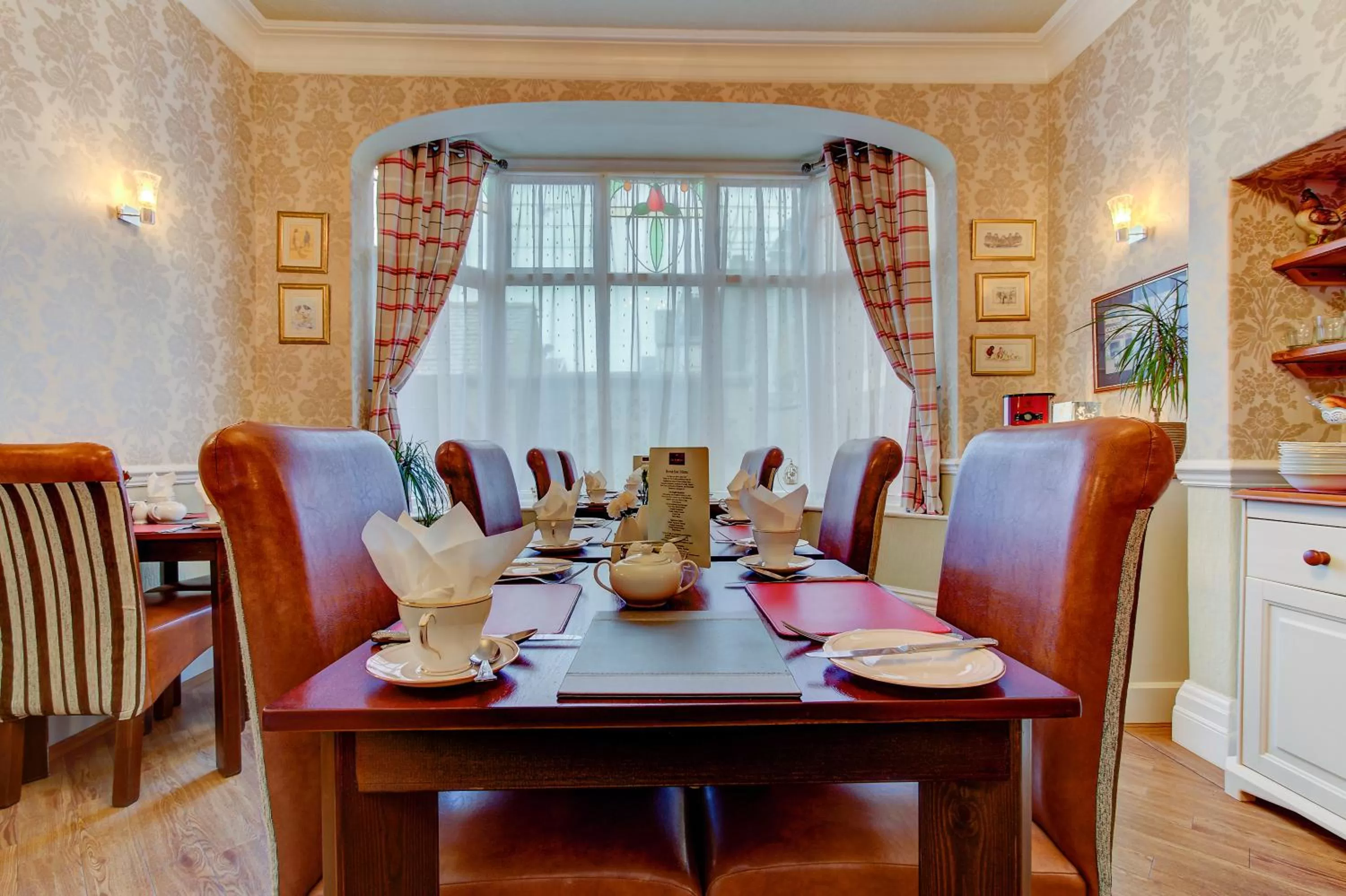 Dining area in North Crest