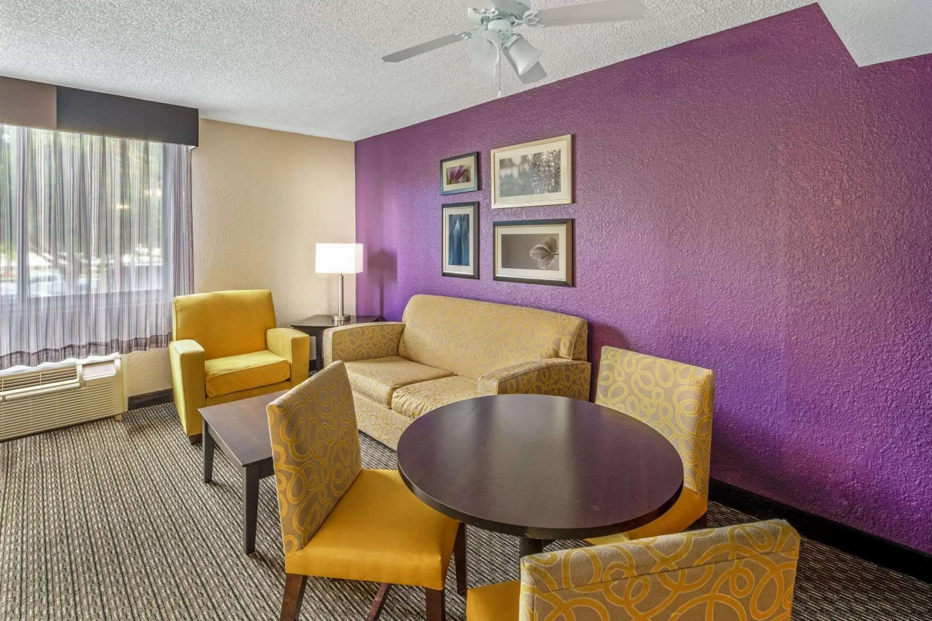 Photo of the whole room, Seating Area in La Quinta by Wyndham Miami Lakes