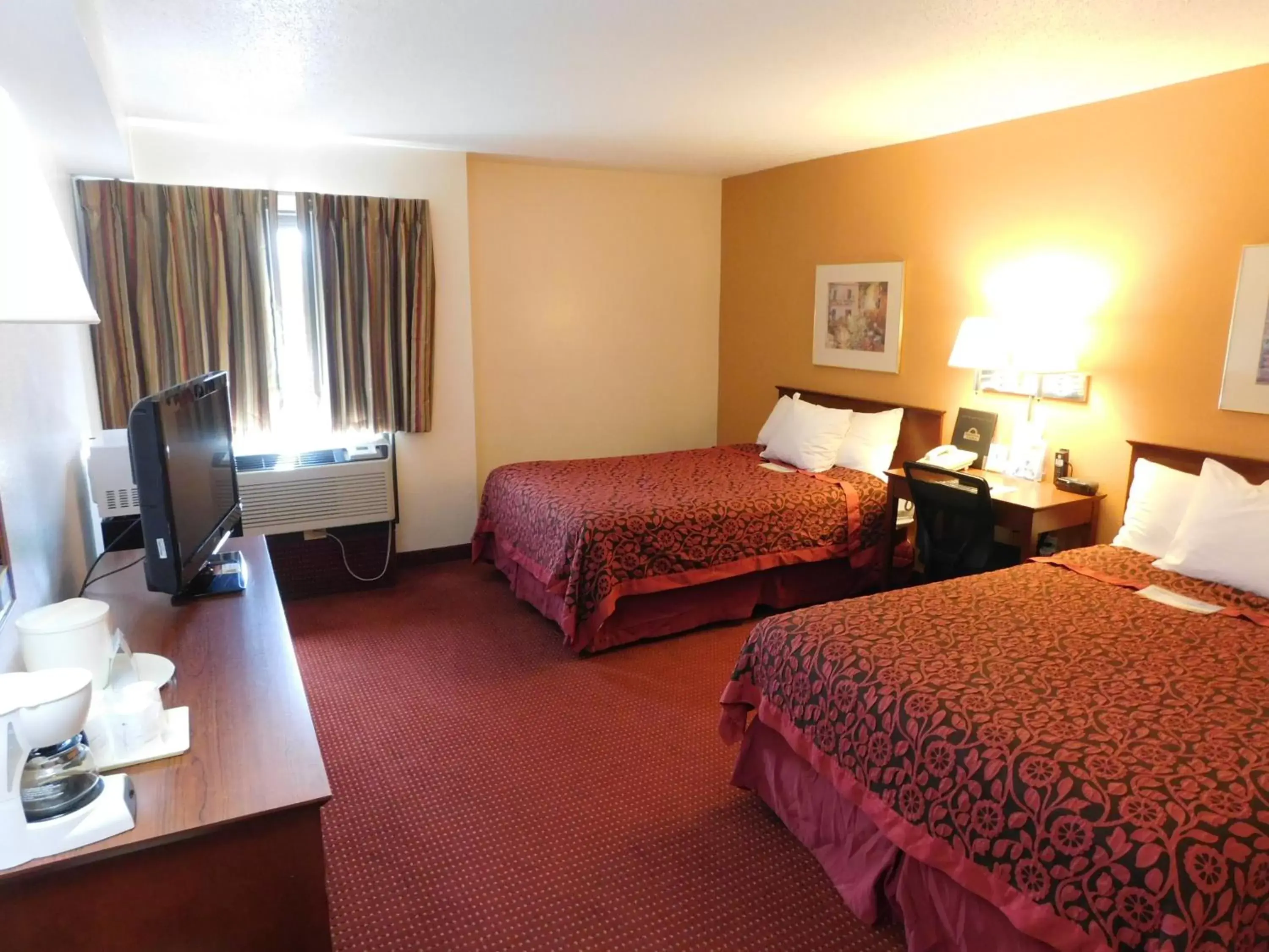 Photo of the whole room, Room Photo in Days Inn & Suites by Wyndham Cedar Rapids