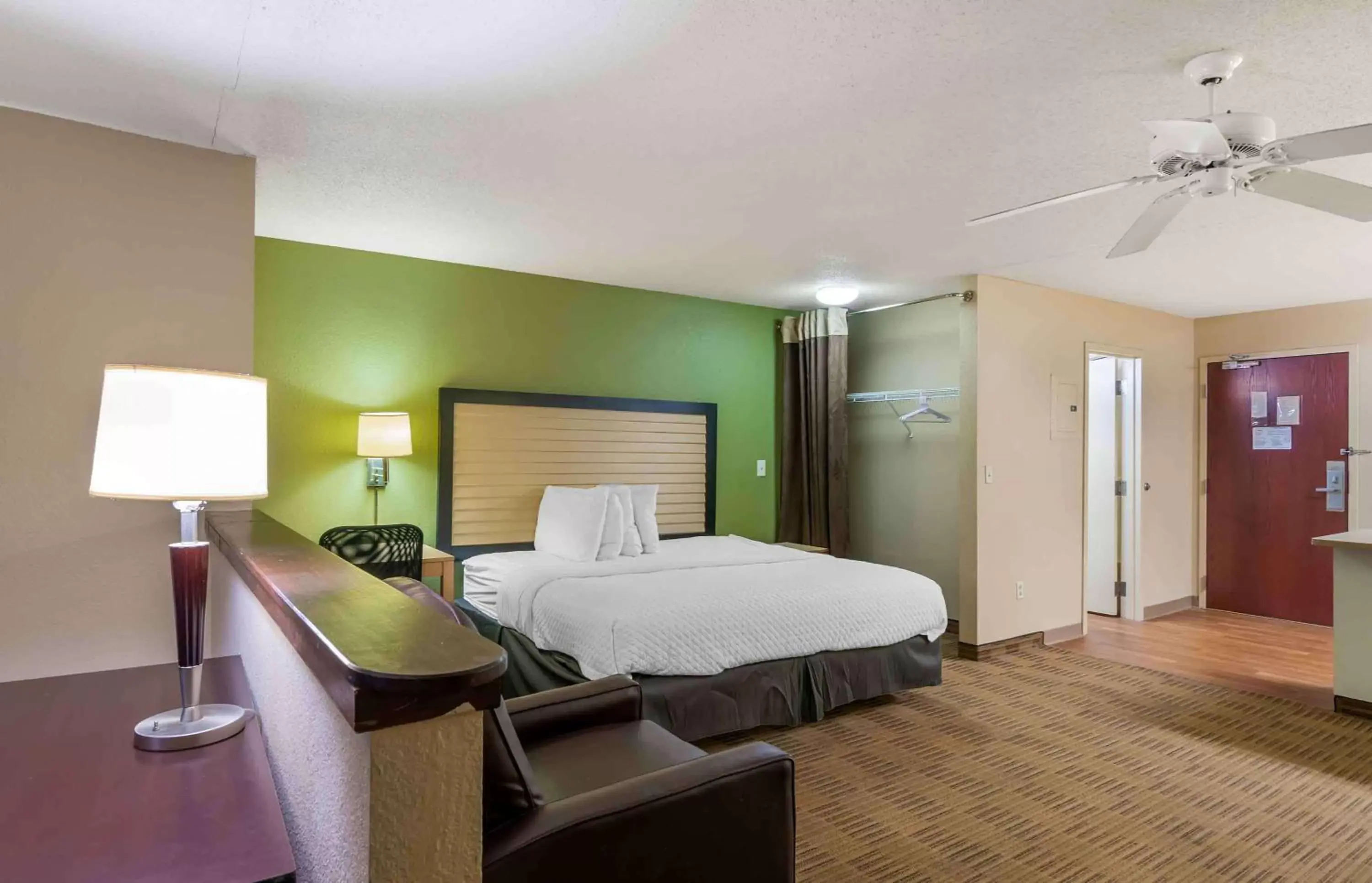 Bedroom, Bed in Extended Stay America Suites - Kansas City - Overland Park - Quivira Rd