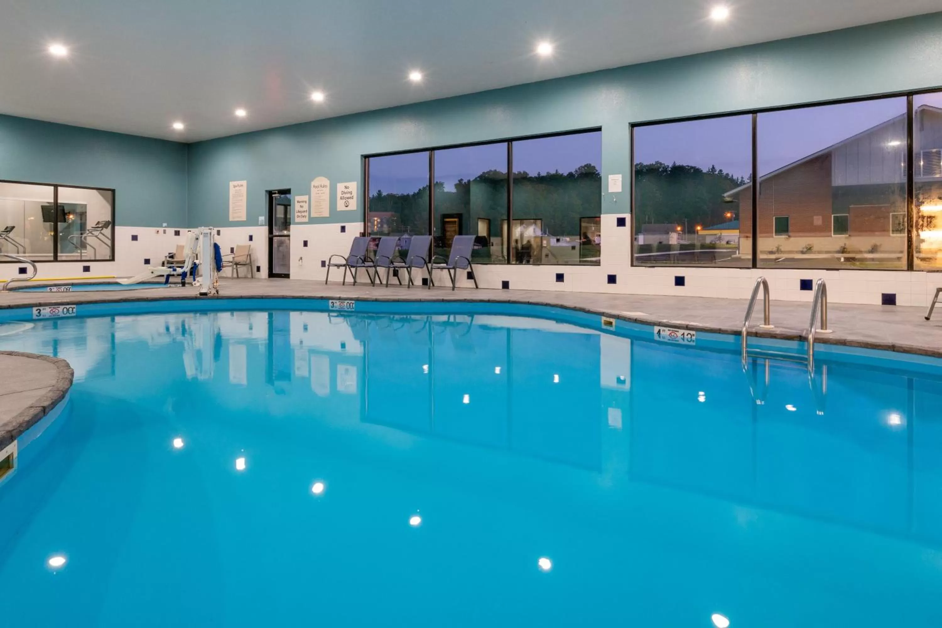 Swimming pool in Holiday Inn Express Hotel & Suites Elkins by IHG