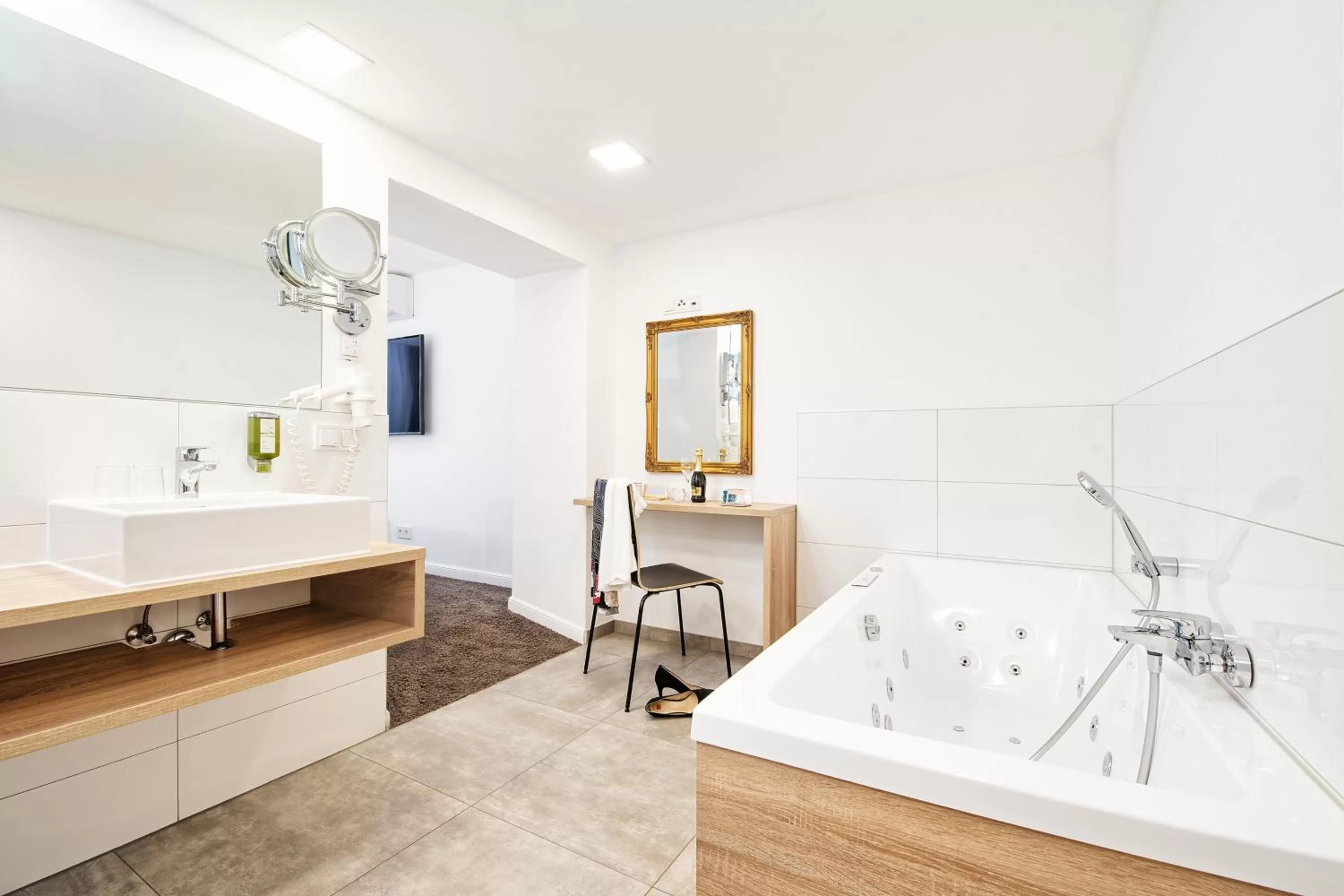 Bathroom in Hotel Velden - 24 Checkin Zimmer im Zentrum