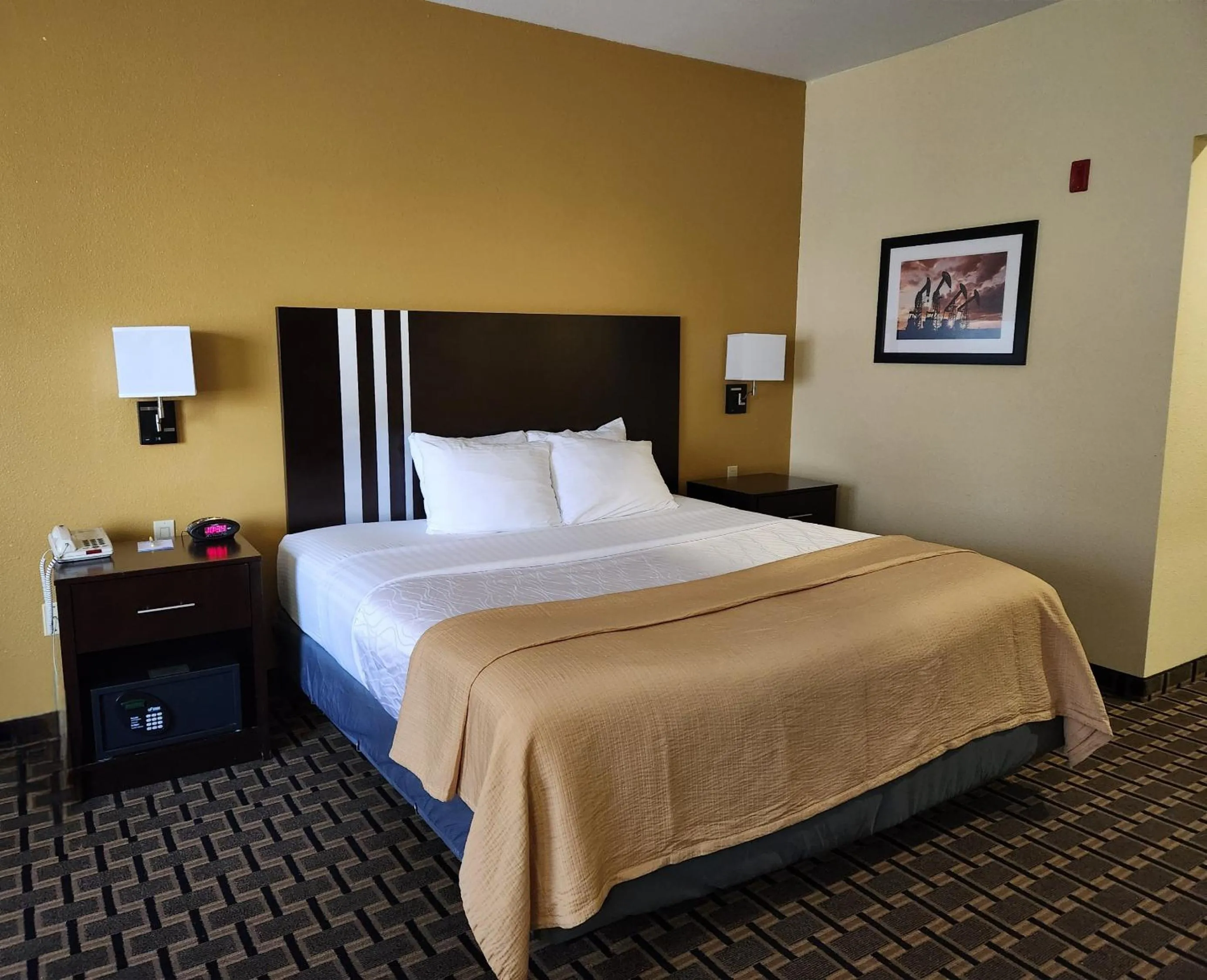 Bed in Days Inn & Suites by Wyndham Sam Houston Tollway