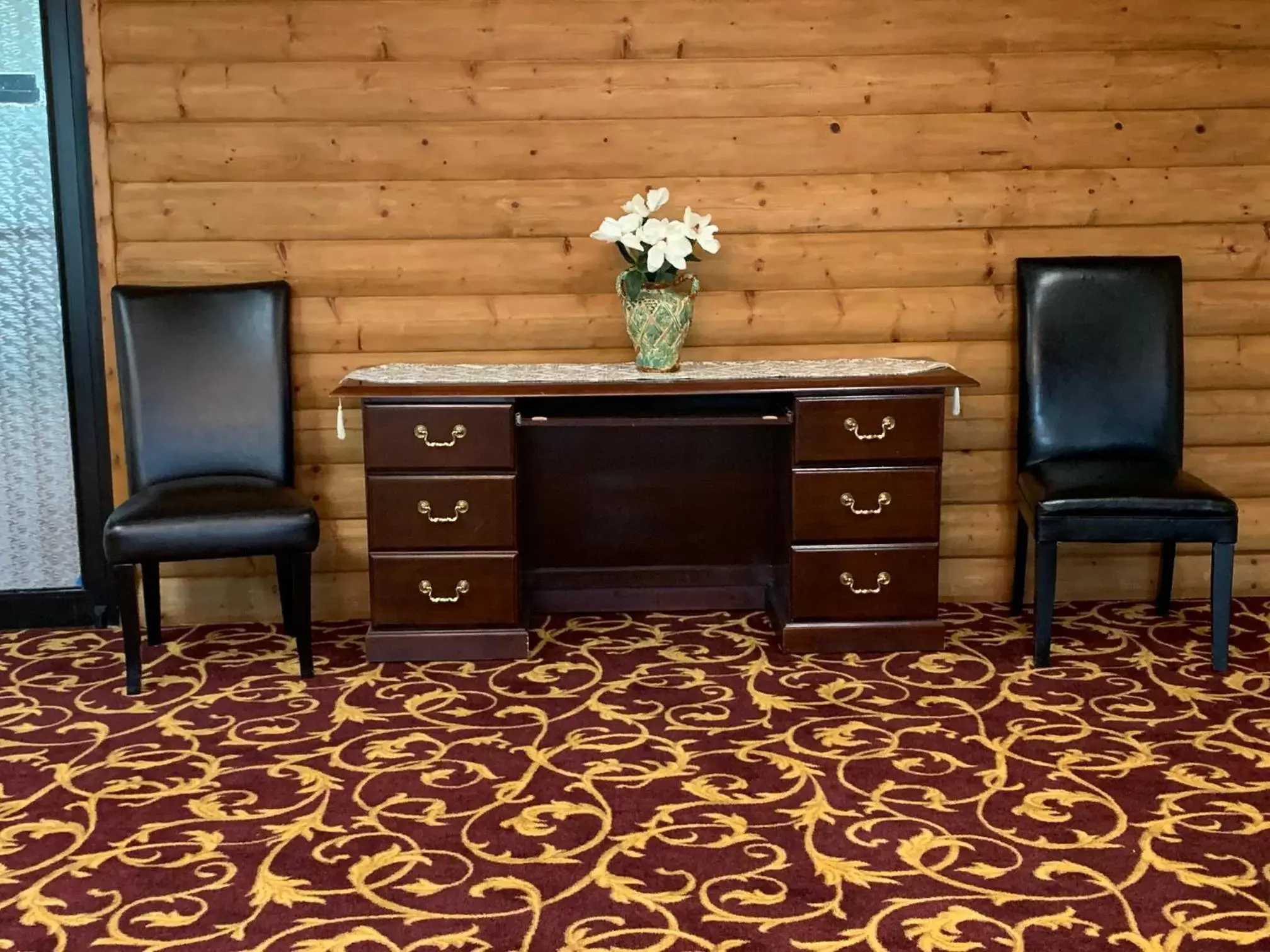 Seating area, TV/Entertainment Center in FairBridge Inn Express Hiawatha