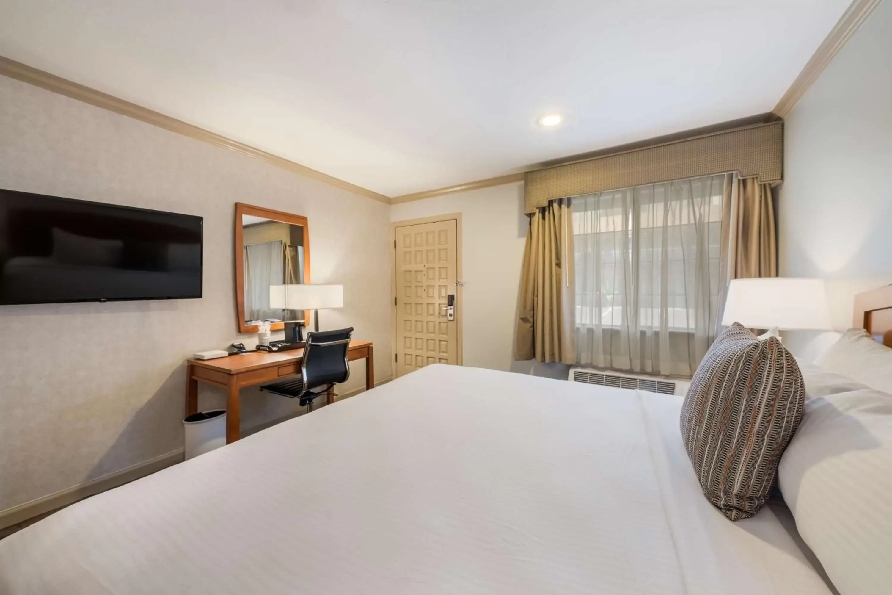 Bedroom, Bed in SureStay Plus Hotel by Best Western Mountain View