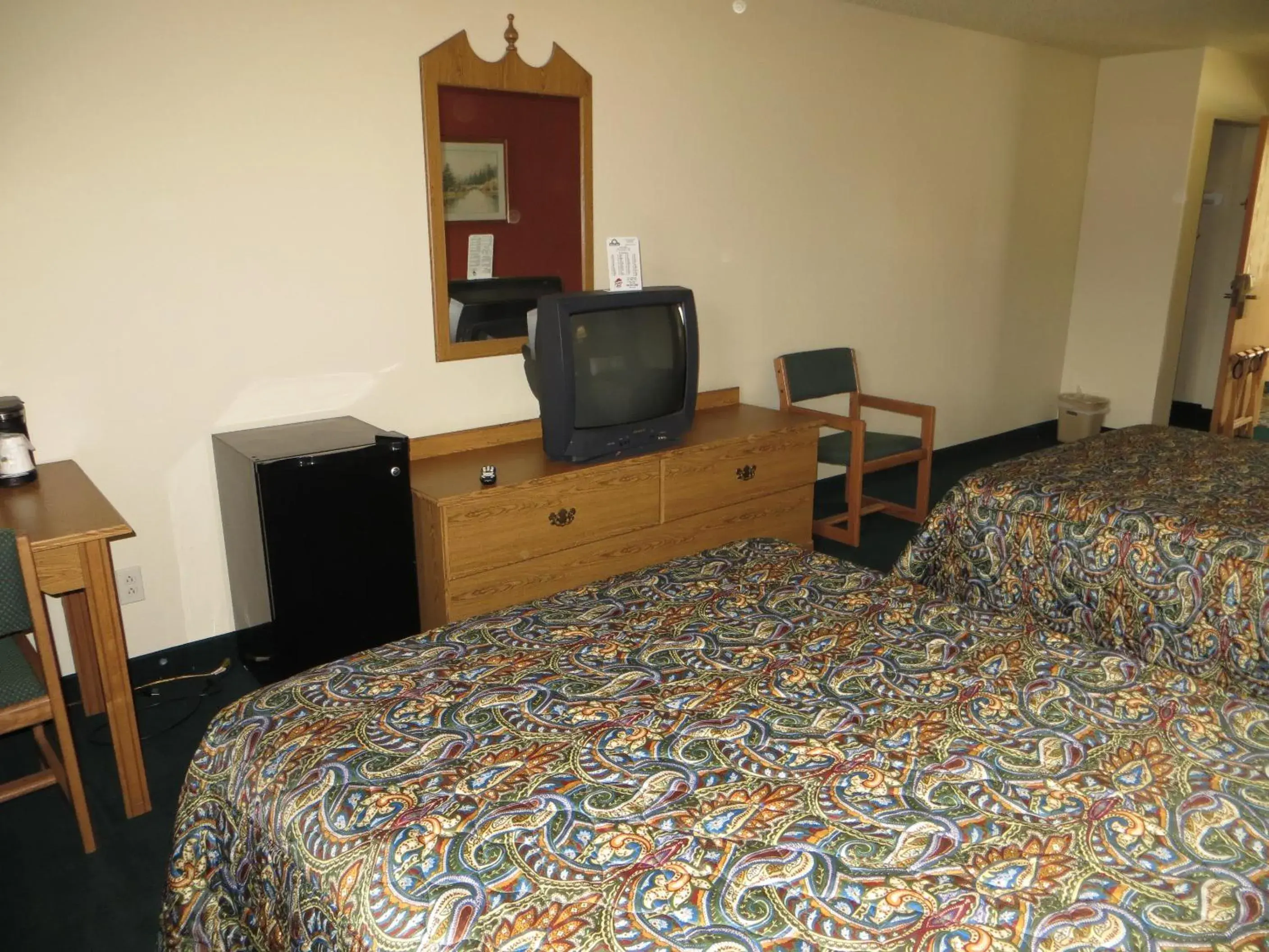 Bed, TV/Entertainment Center in Days Inn by Wyndham Custer