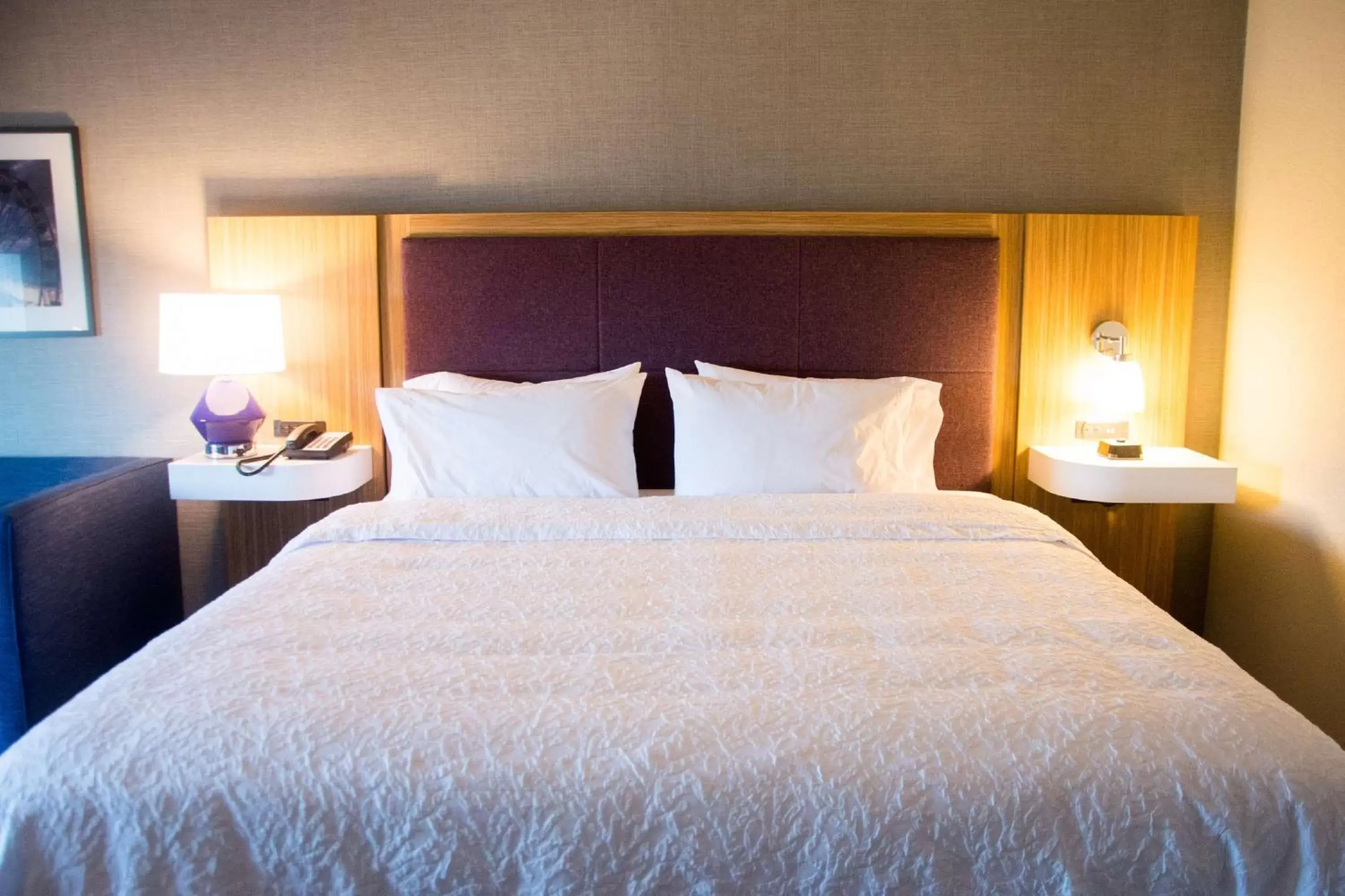 Bed in Hampton Inn & Suites Warrington Horsham
