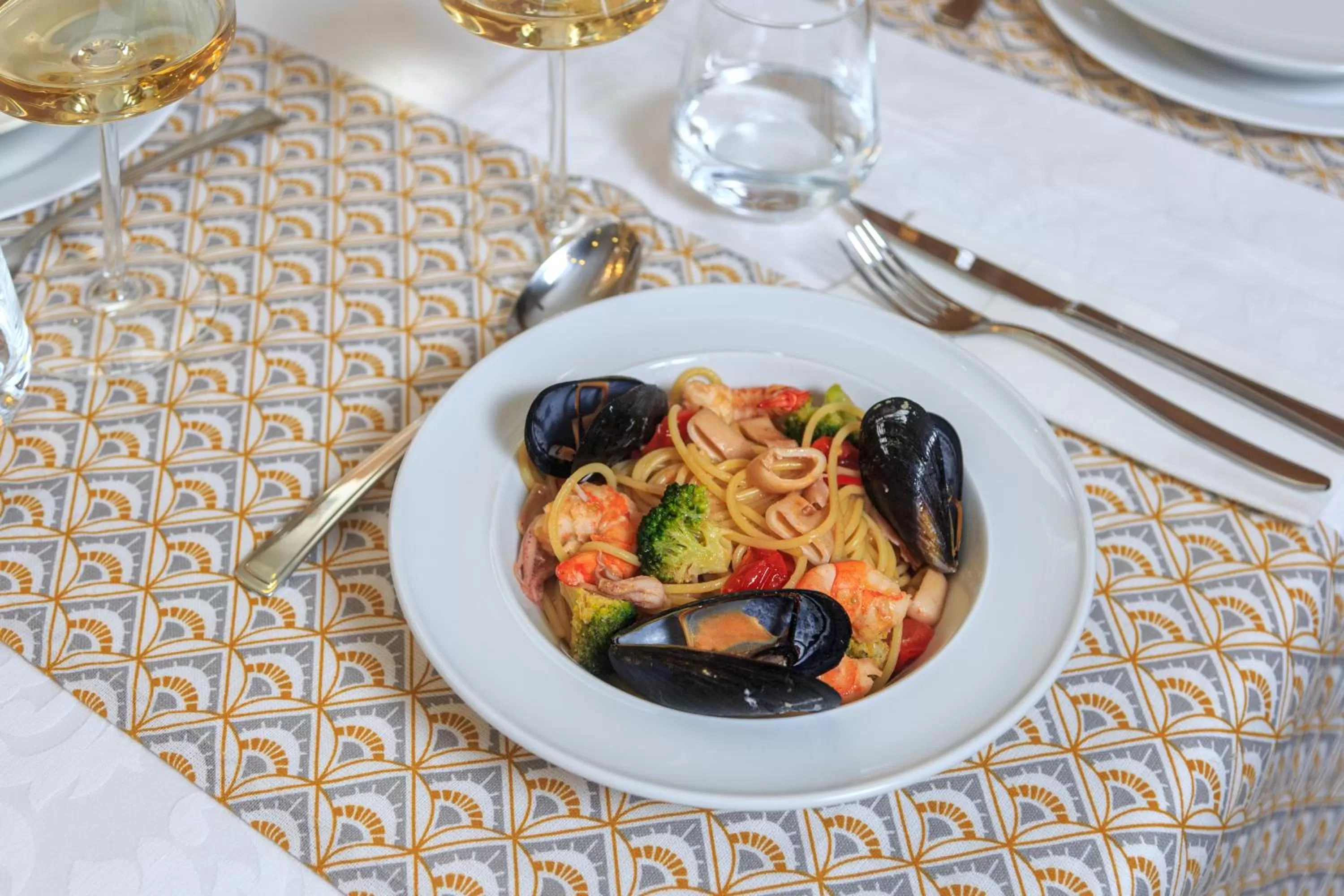 Restaurant/places to eat in Hotel Maksim