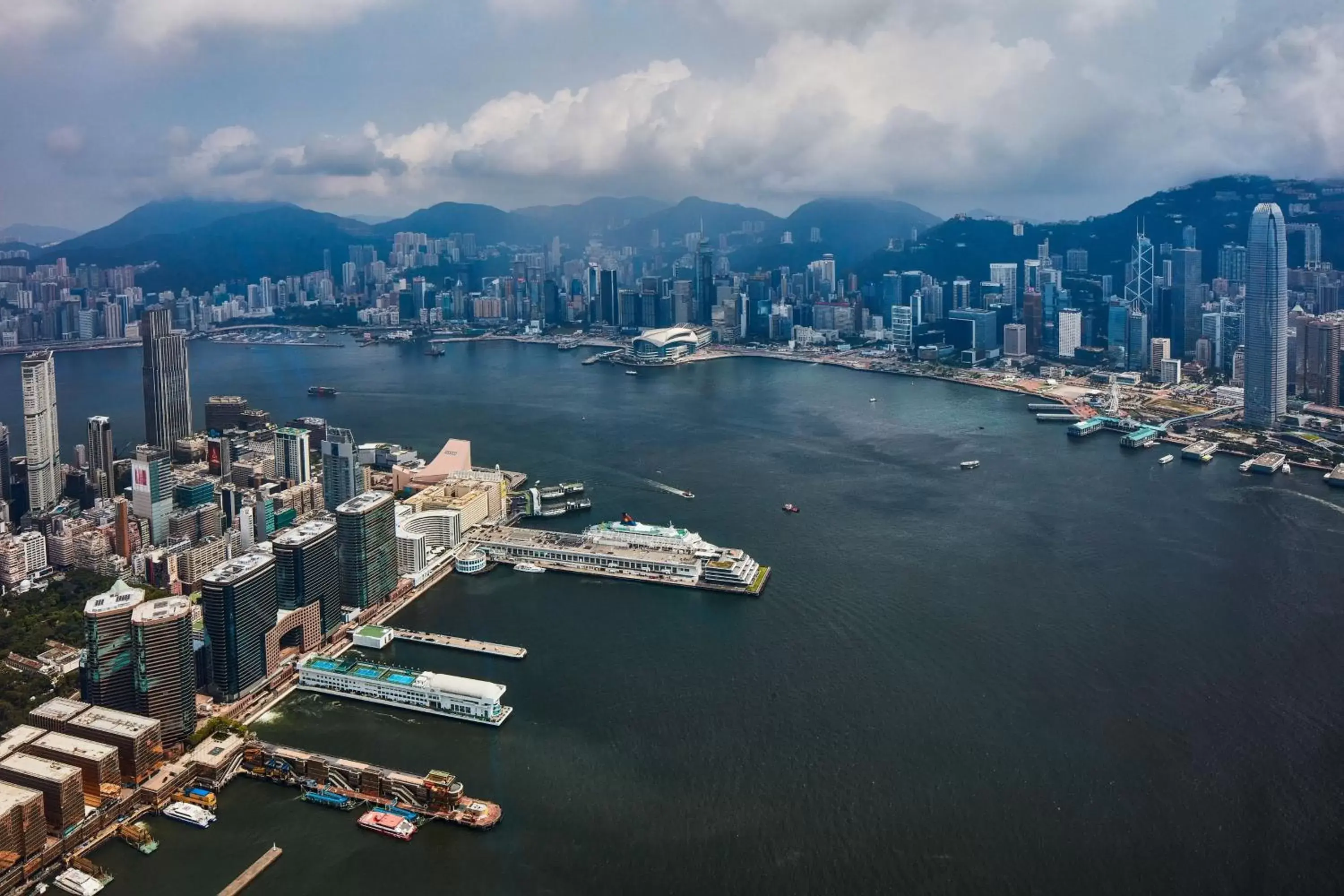 Photo of the whole room, Bird's-eye View in The Ritz-Carlton Hong Kong