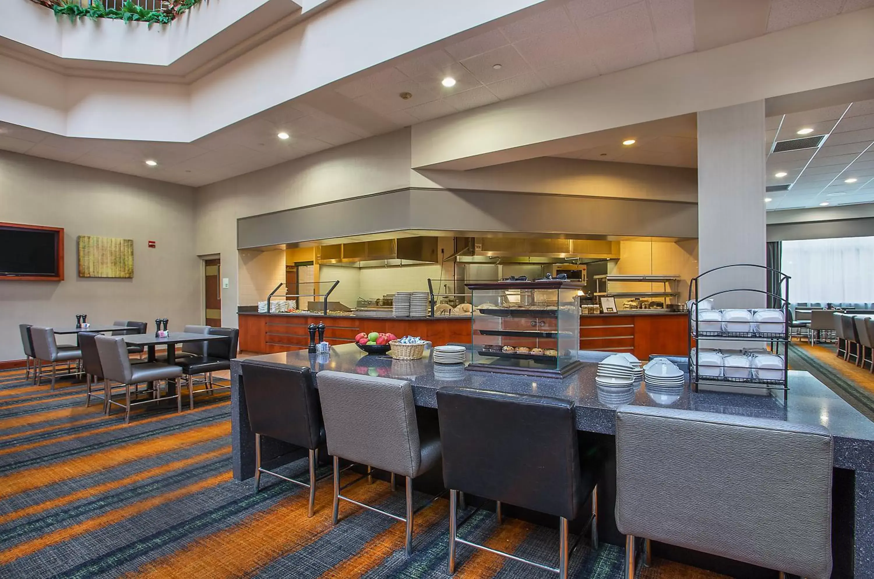Coffee/tea facilities, Restaurant/Places to Eat in Holiday Inn University Plaza-Bowling Green, an IHG Hotel