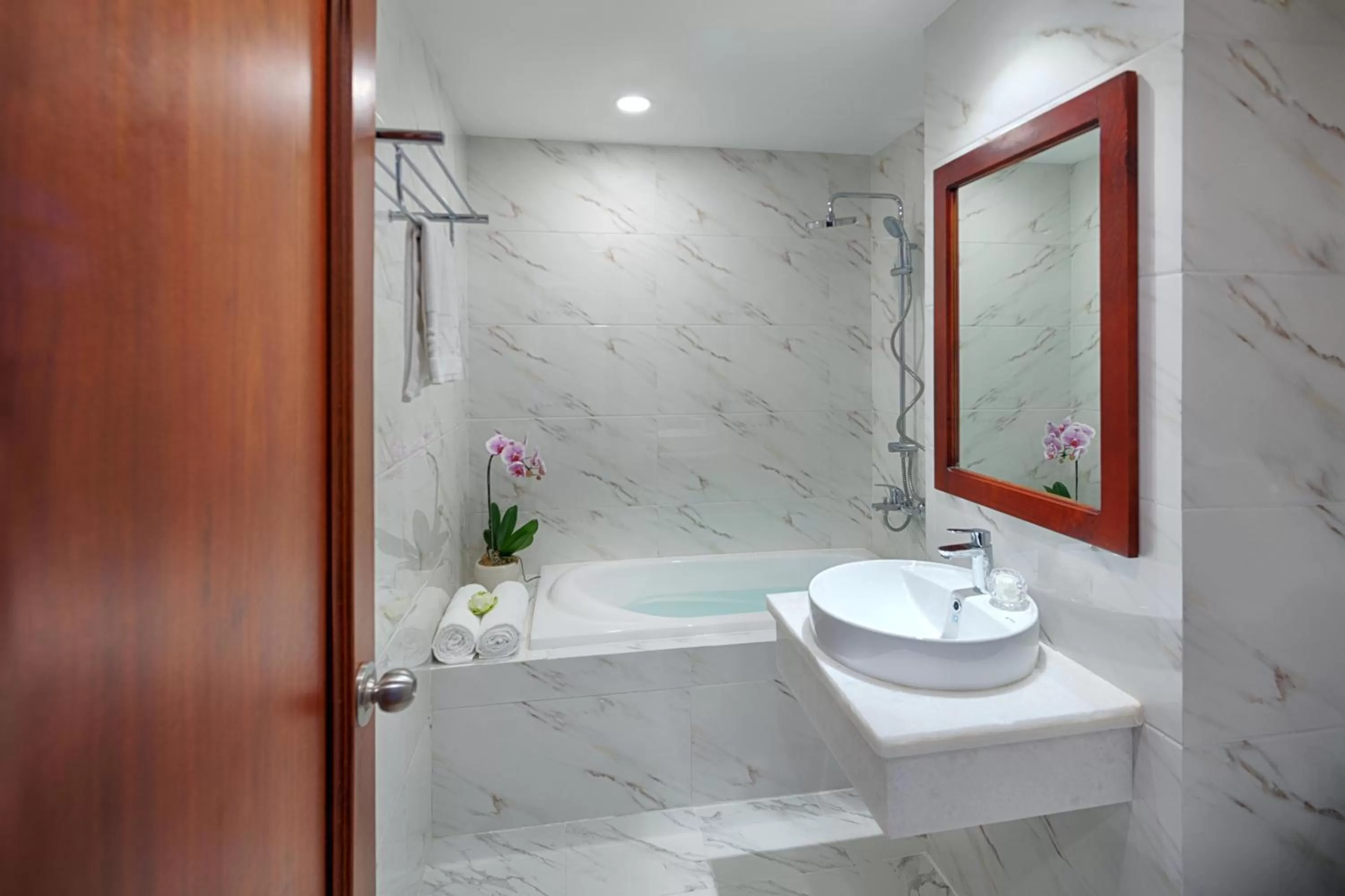 Bathroom in Happy Life Grand Hotel & Rooftop Skybar